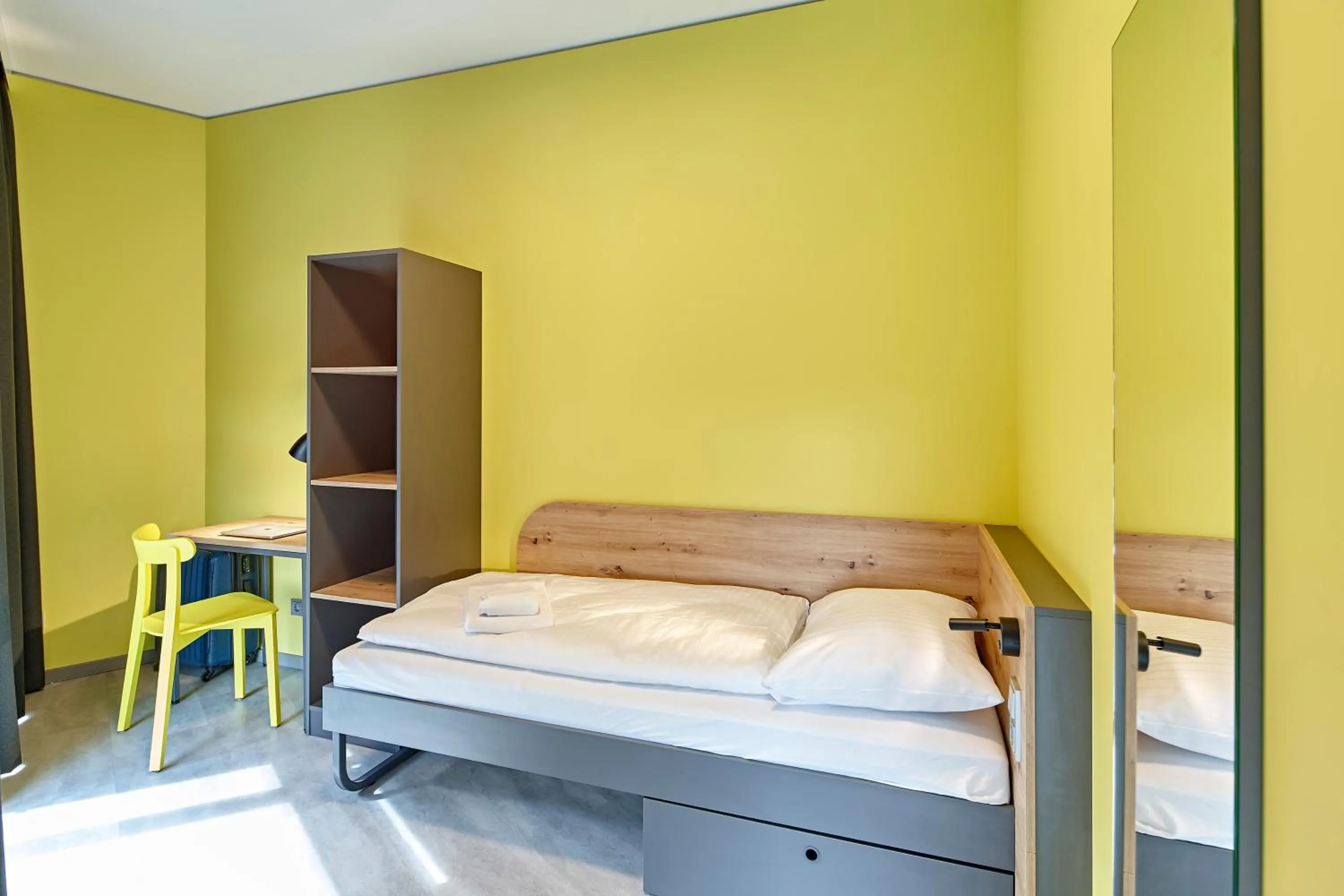 Bed in MEININGER Hotel Köln West