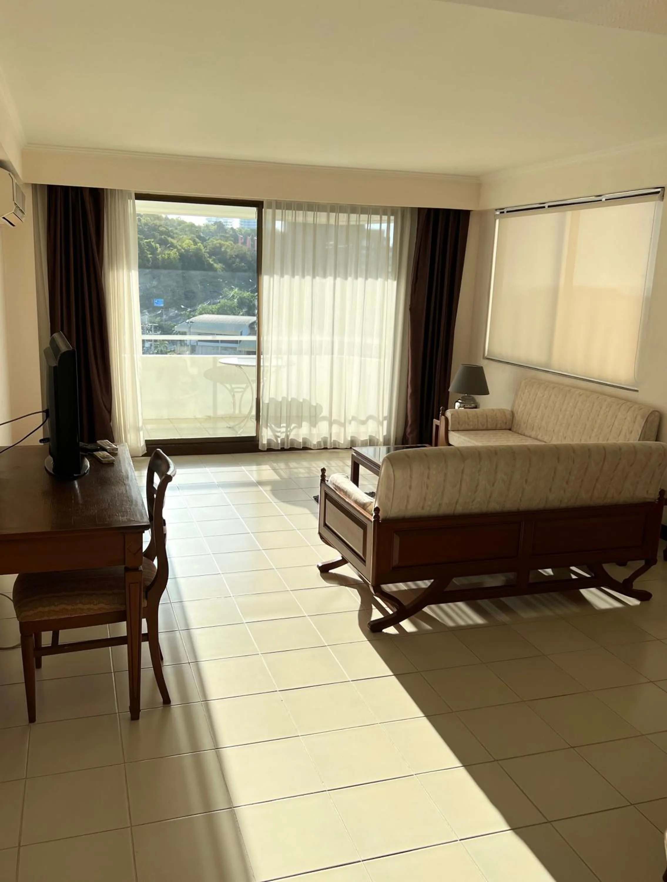 Seating area, Bed in The Monaco Residence