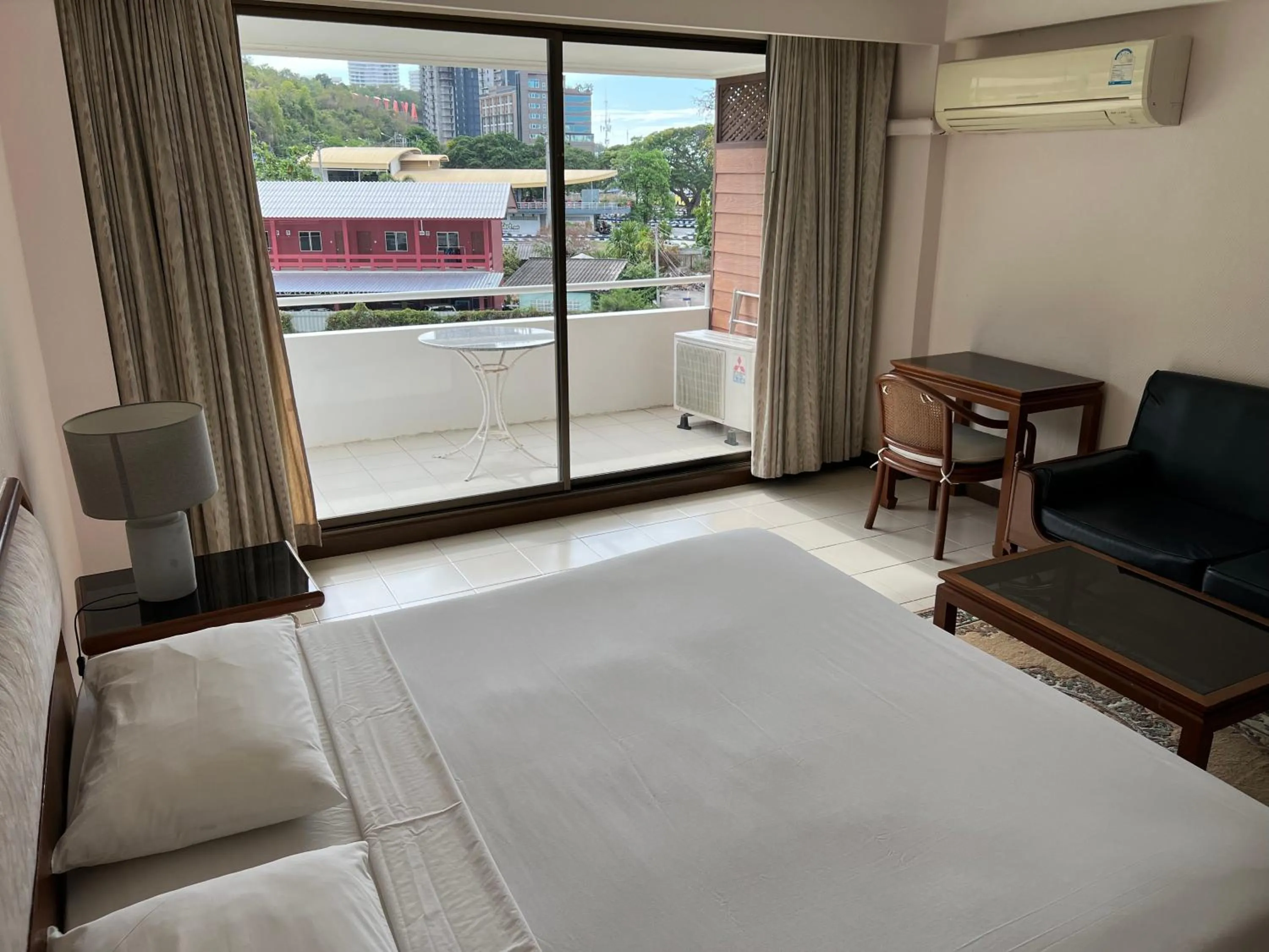 Seating area, Bed in The Monaco Residence