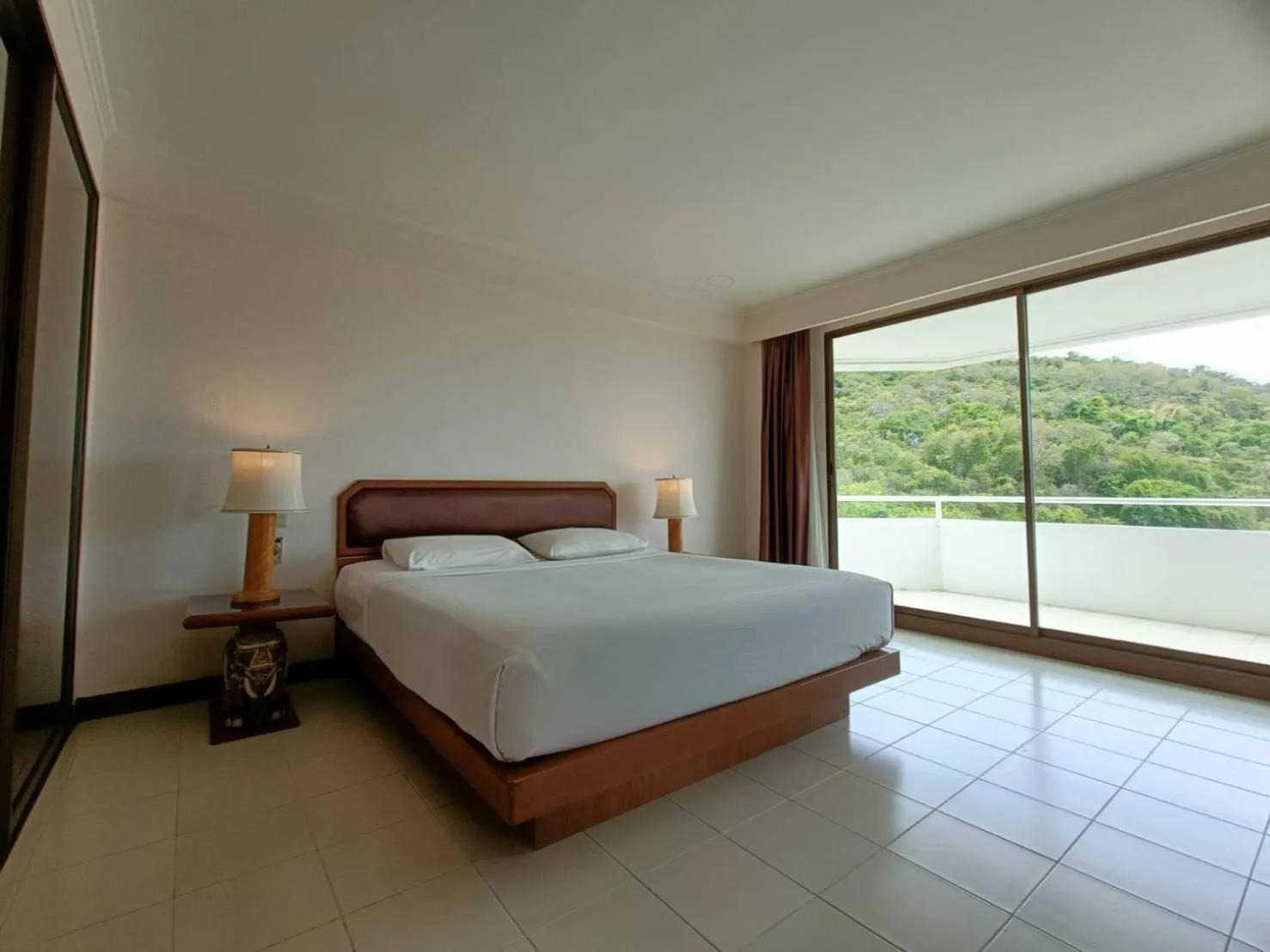 Mountain view, Bed in The Monaco Residence