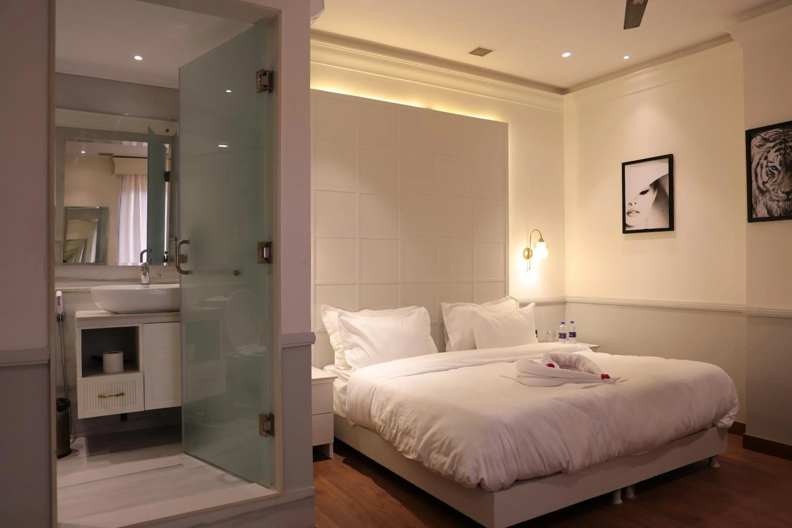 Bedroom in Hotel ND Manor