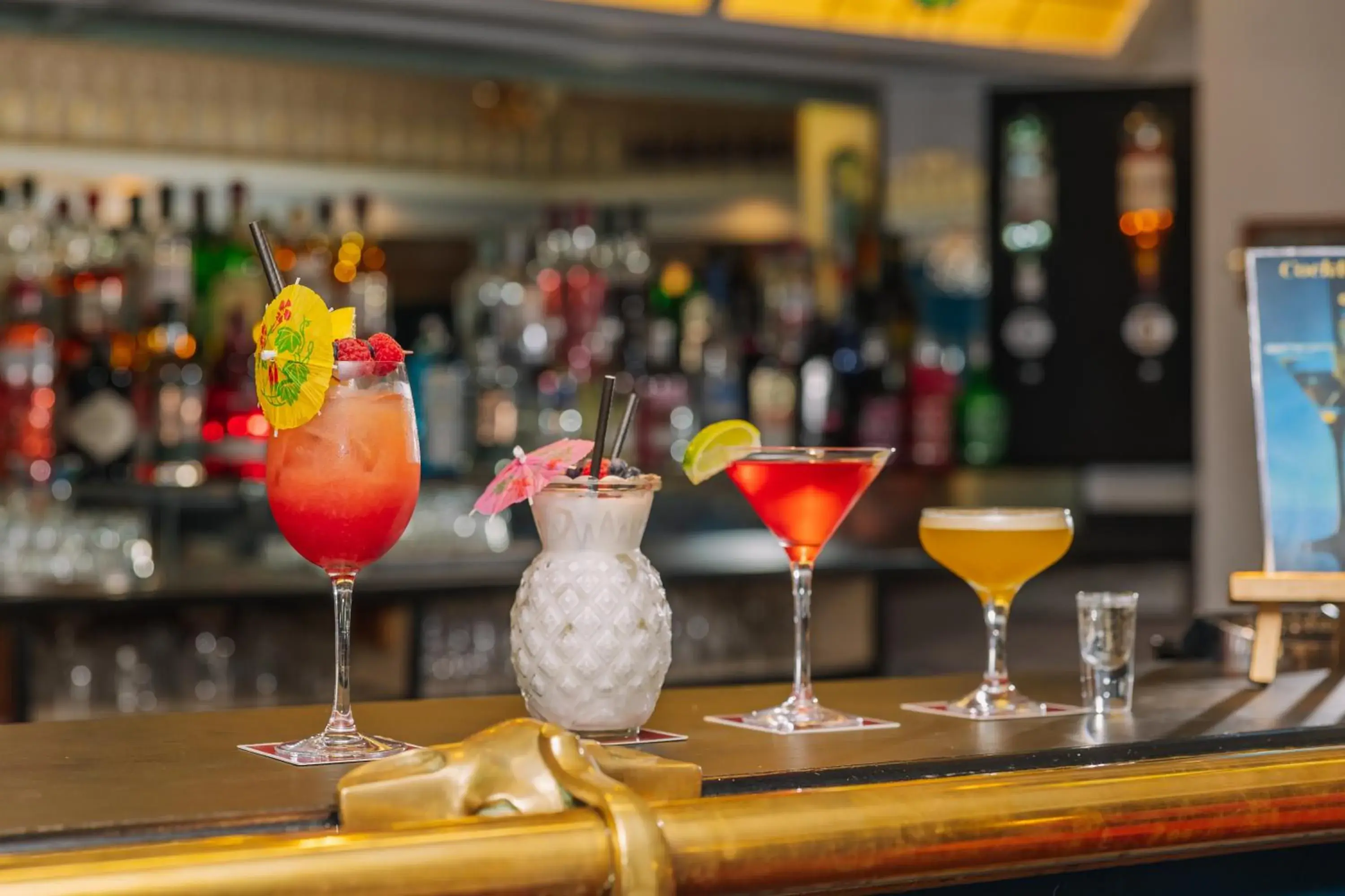 Lounge or bar in Muthu Westcliff Hotel (Near London Southend Airport) Lounge or bar in Muthu Westcliff Hotel (Near London Southend Airport)