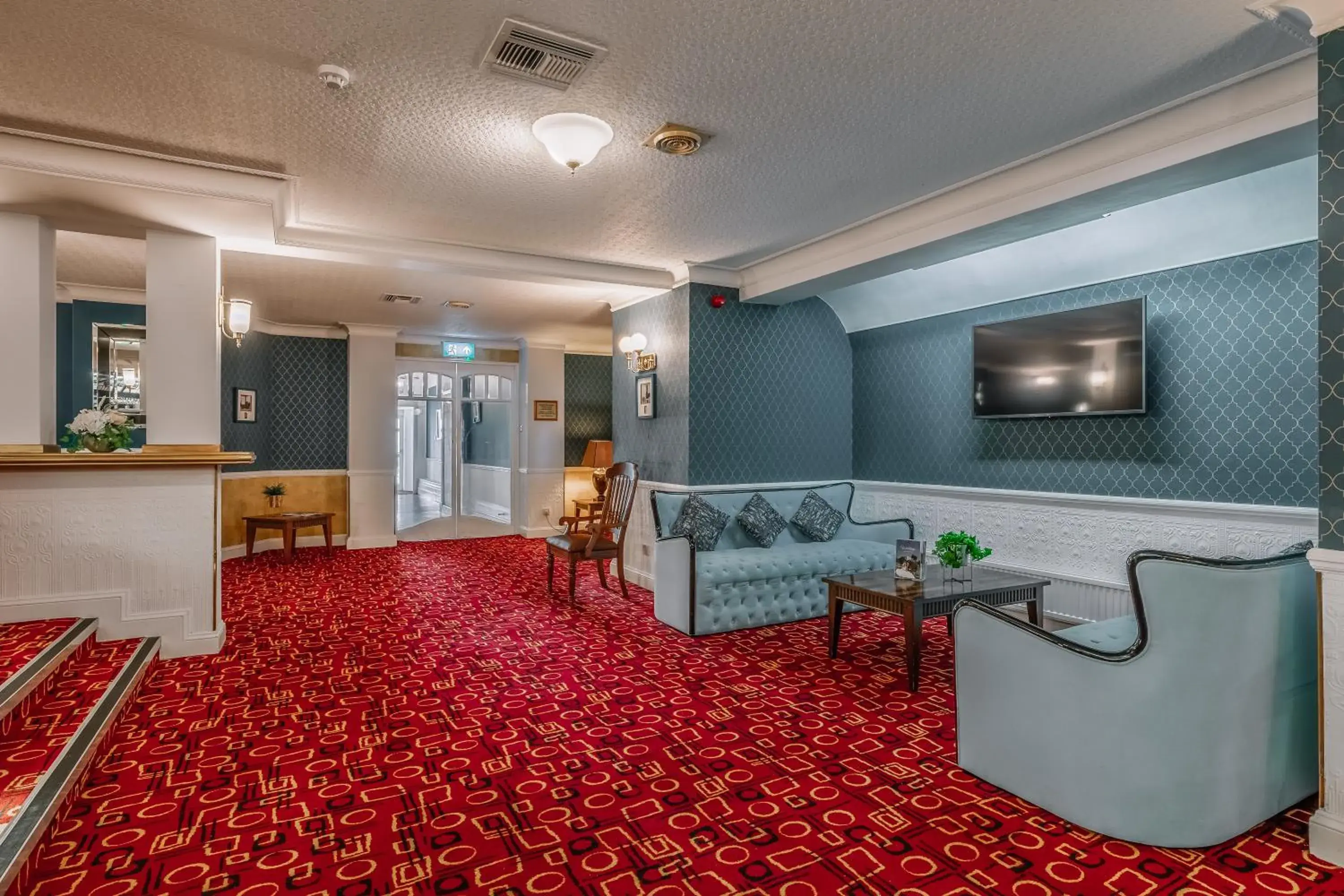 Lounge or bar in Muthu Westcliff Hotel (Near London Southend Airport) Lounge or bar in Muthu Westcliff Hotel (Near London Southend Airport)