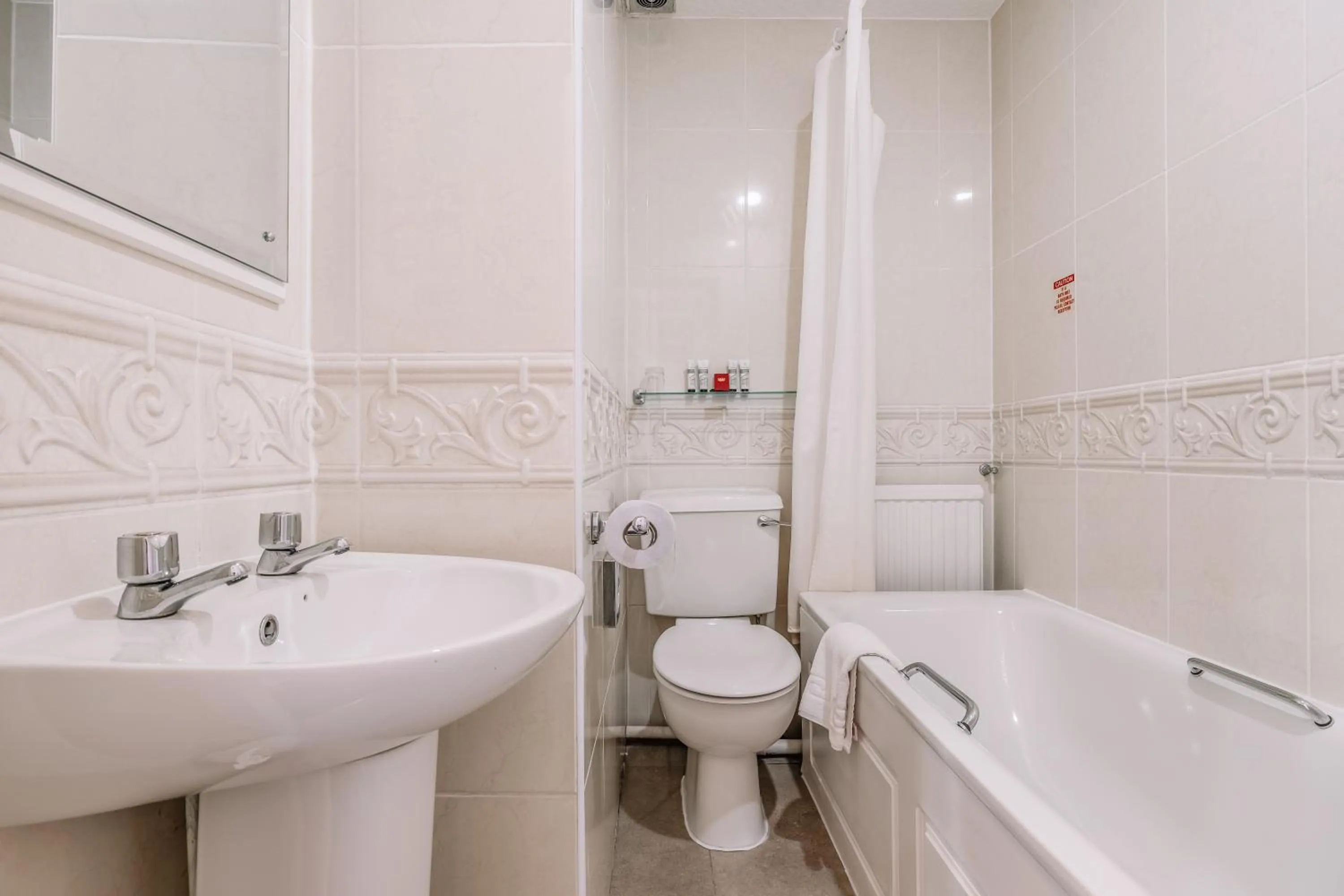 Bathroom in Muthu Westcliff Hotel (Near London Southend Airport)