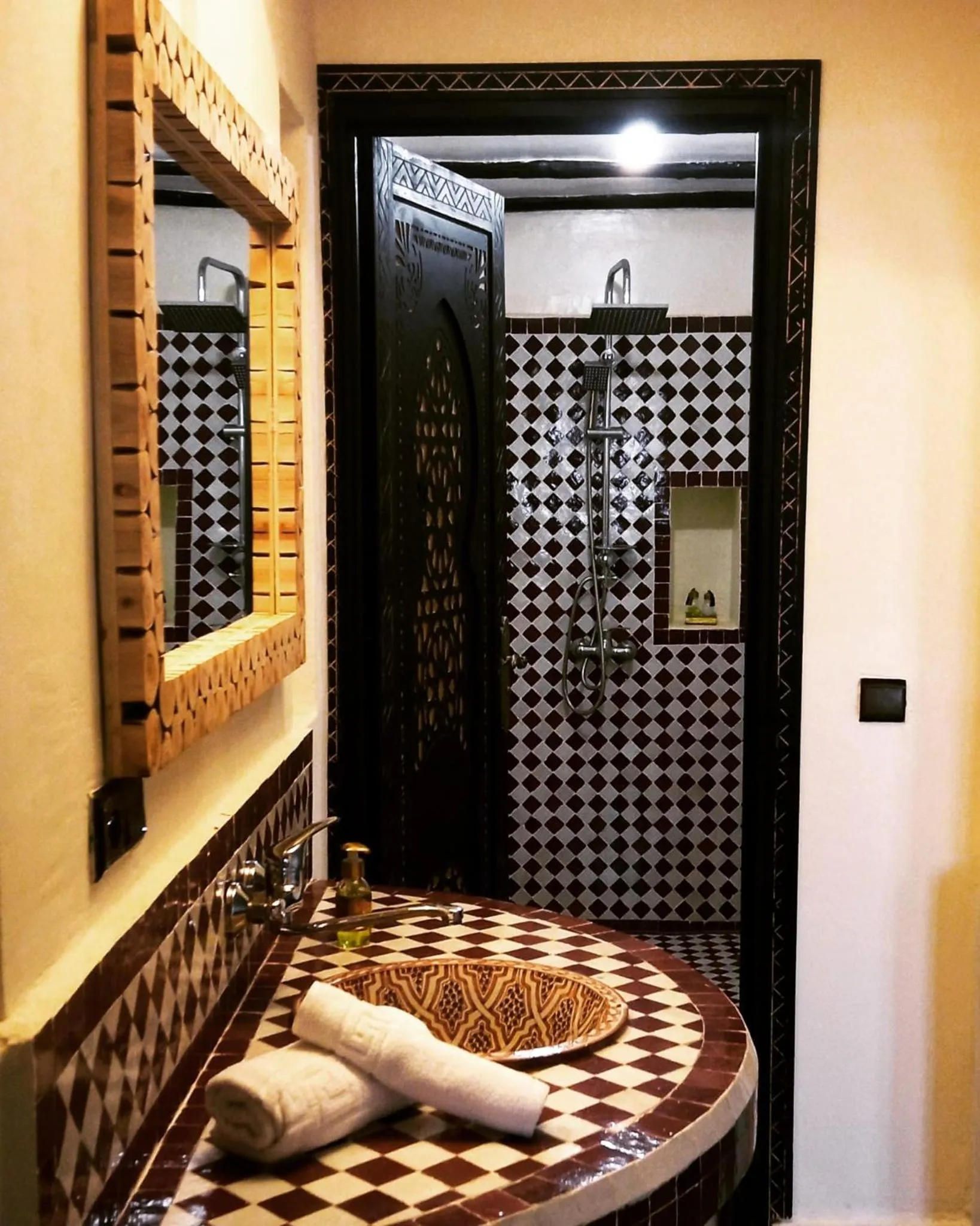 Shower, Bed in Riad La Luna