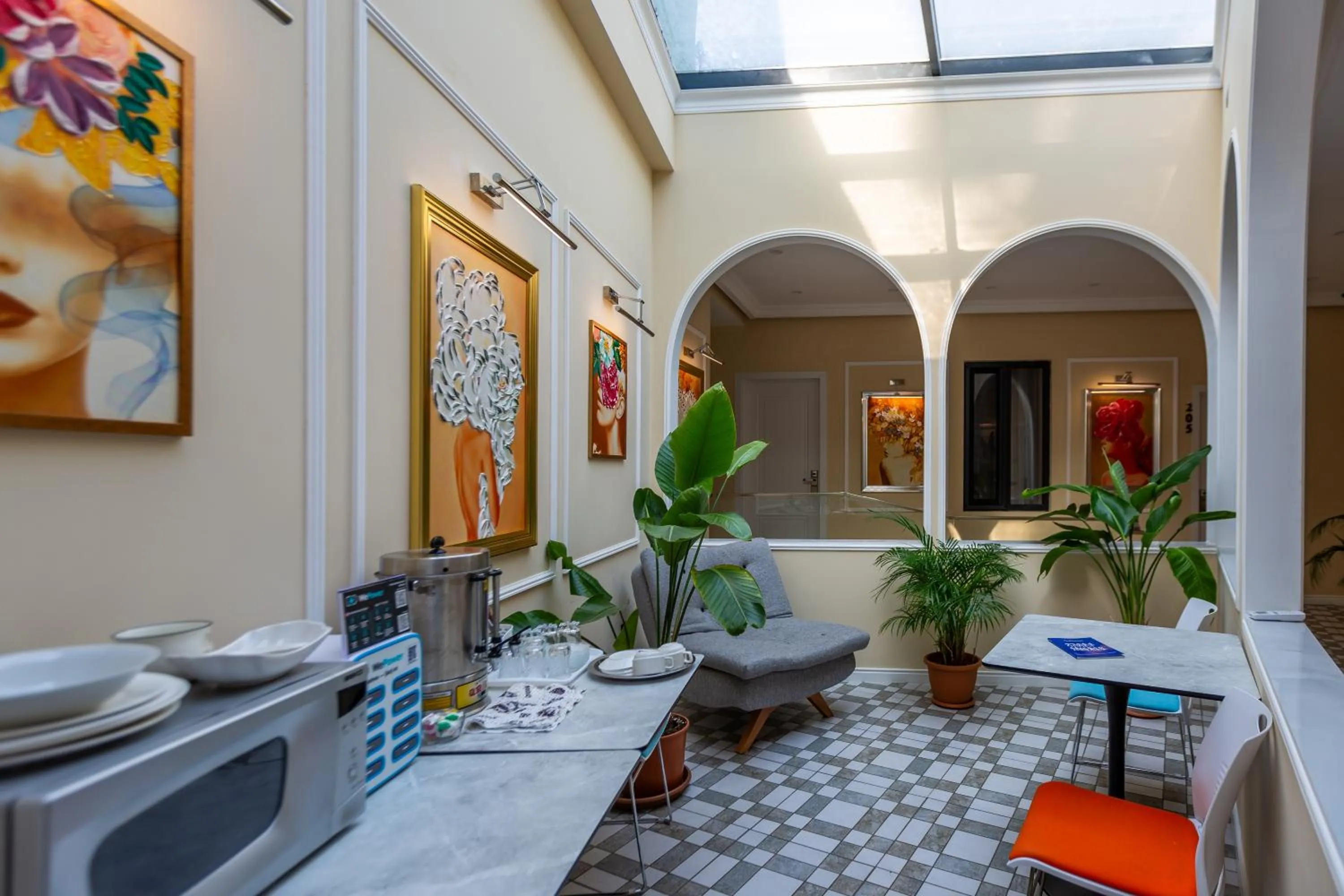 Communal lounge/ TV room in Hillside City Center Hotel