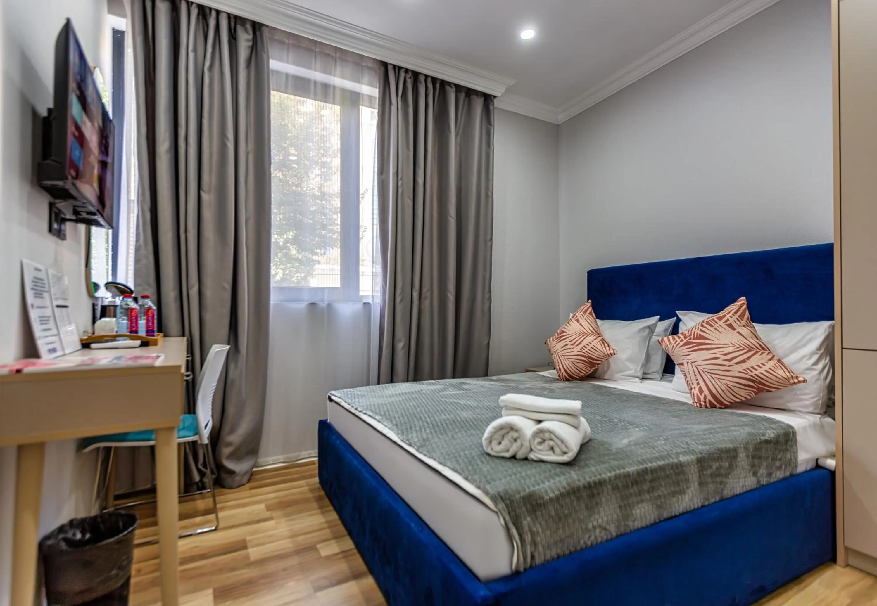 Bedroom, Bed in Hillside City Center Hotel