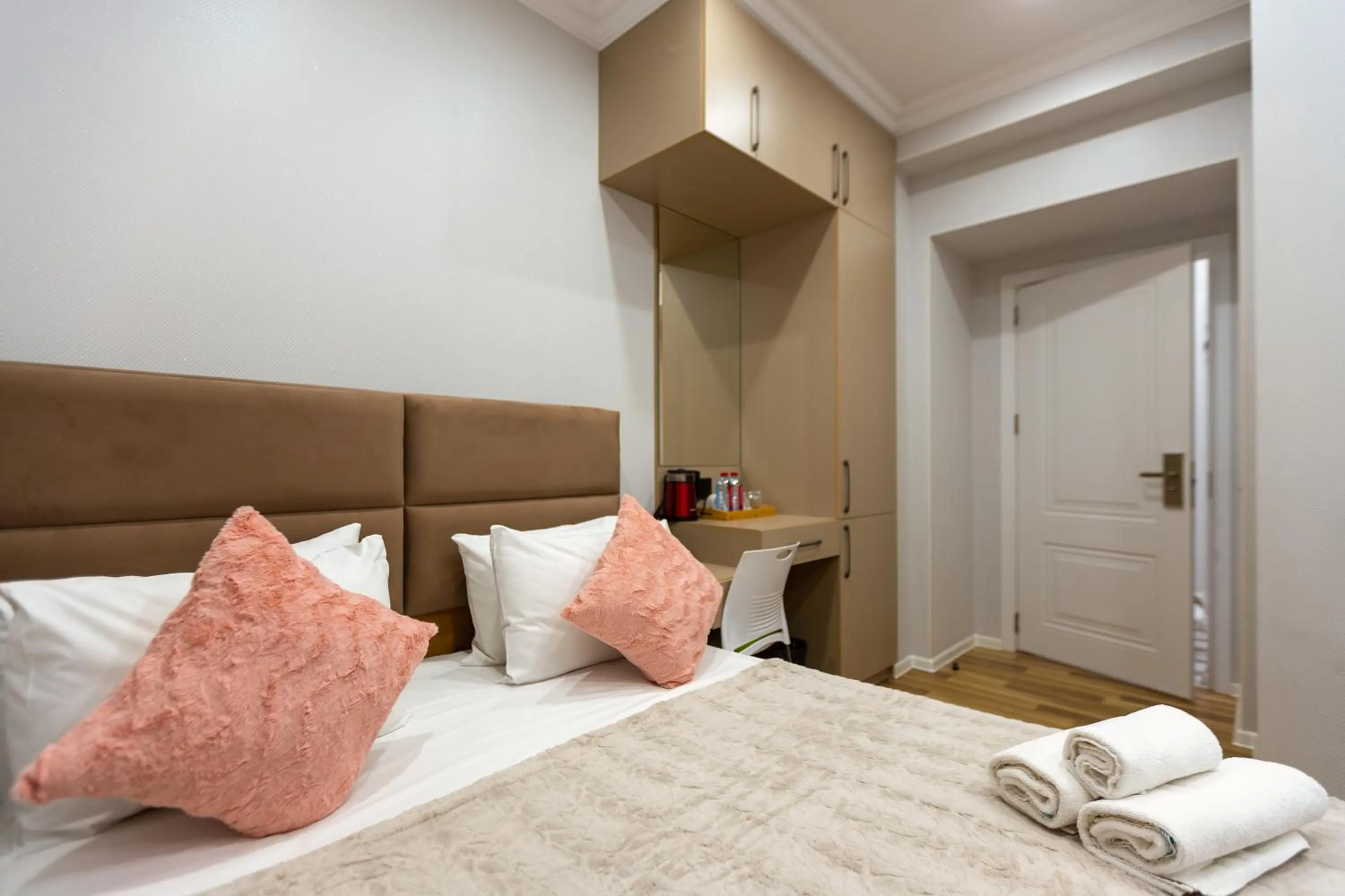 Bedroom, Bed in Hillside City Center Hotel