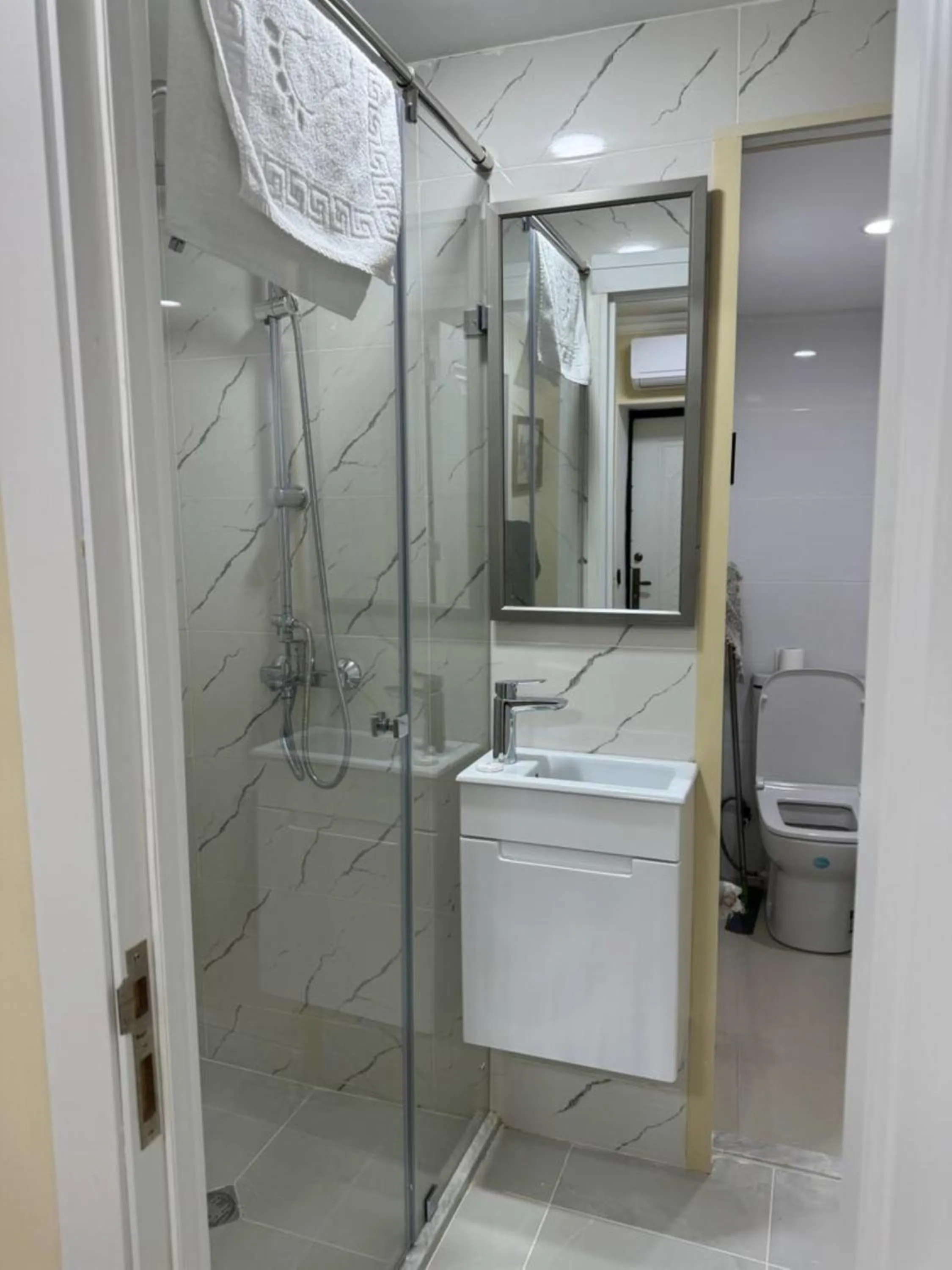 Bath in Hillside City Center Hotel