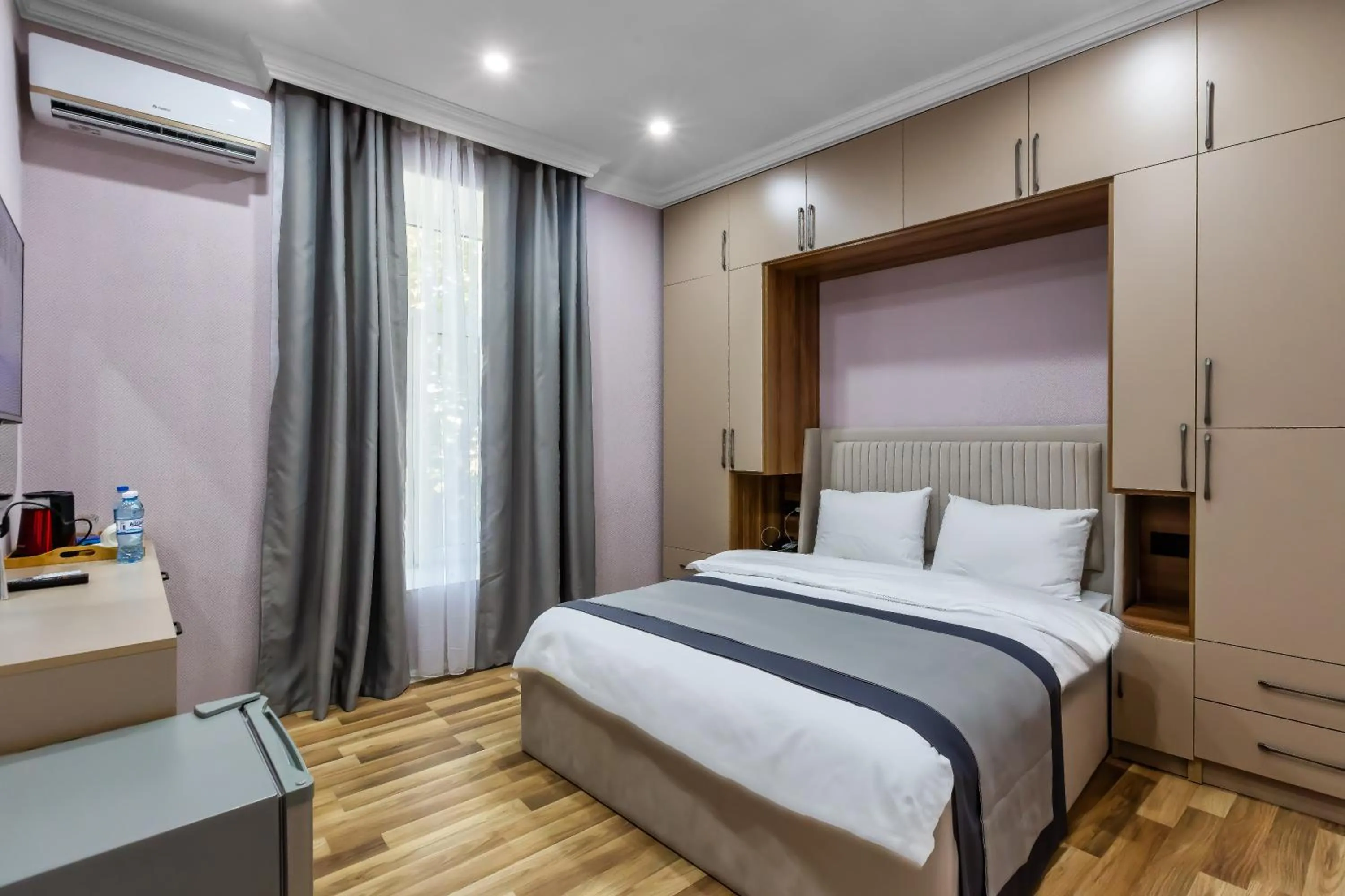 Bedroom, Bed in Hillside City Center Hotel