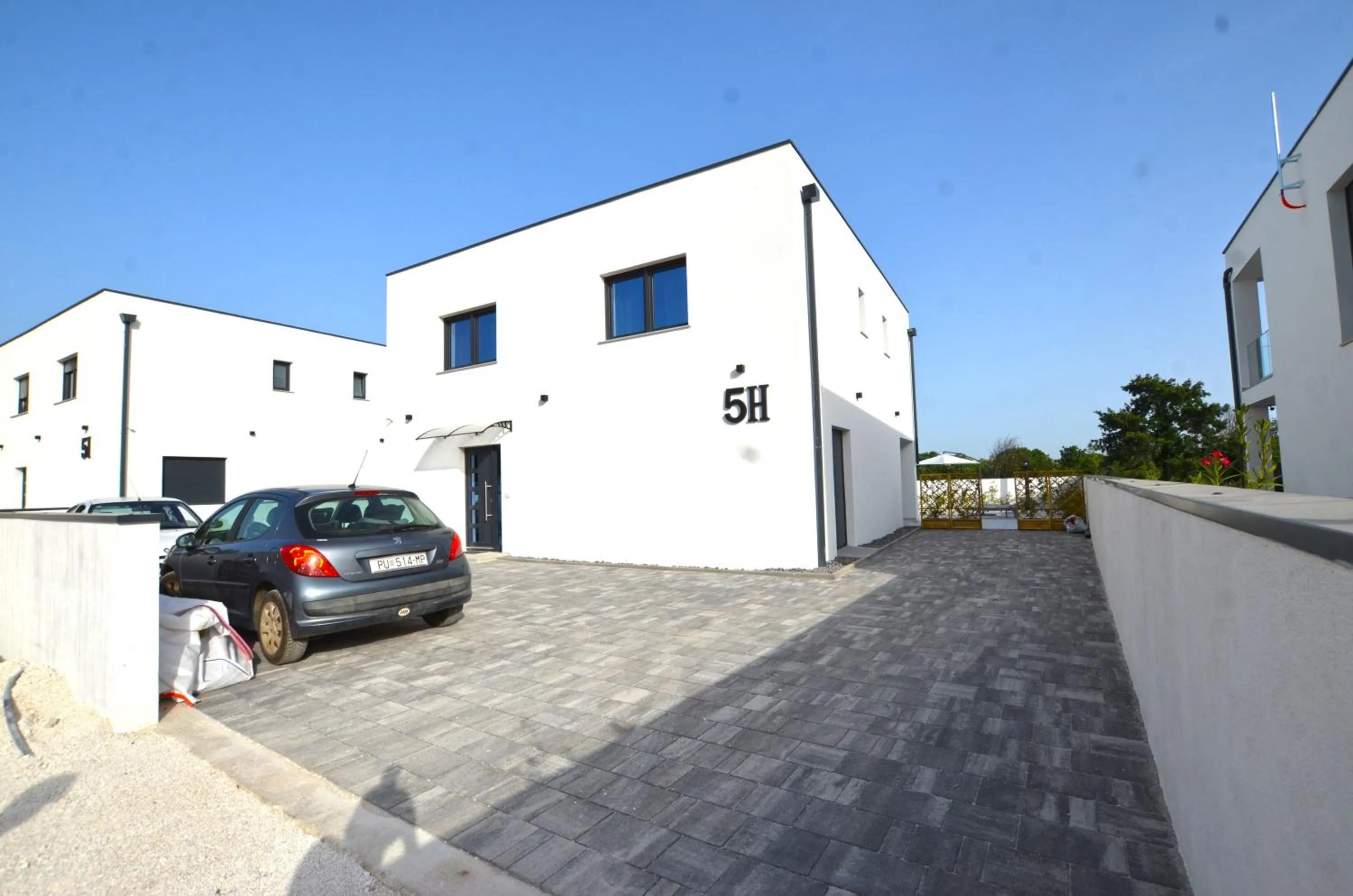 Property building in Villa 5H