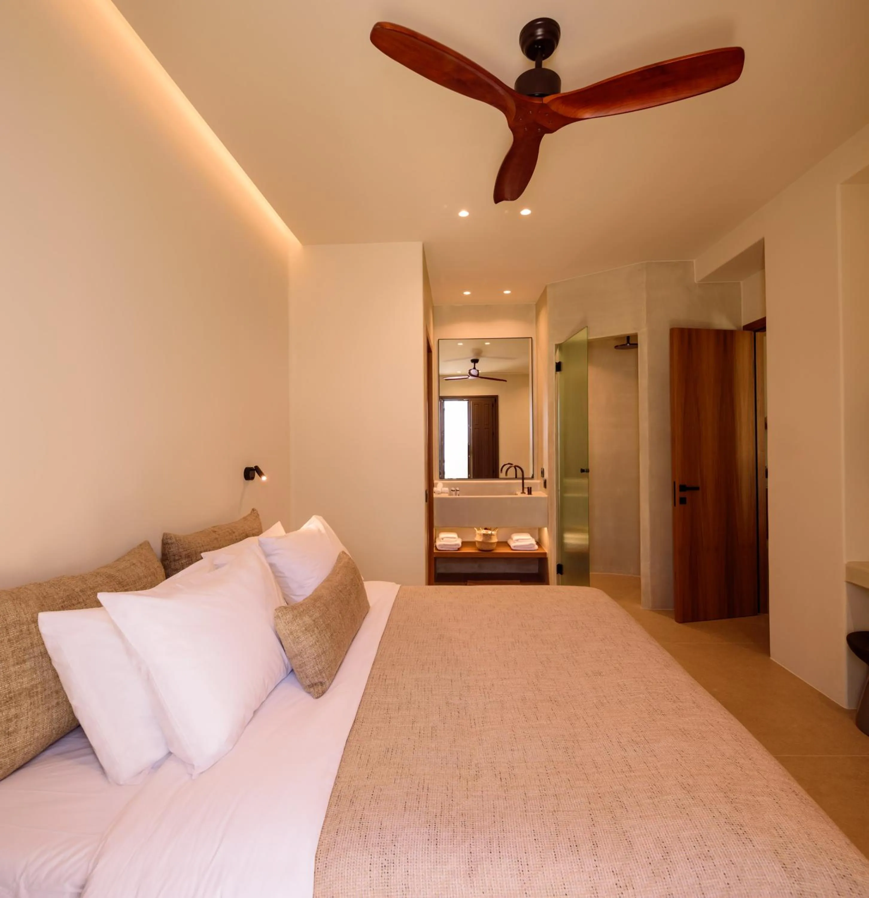 Shower, Bed in Elessa Hotel