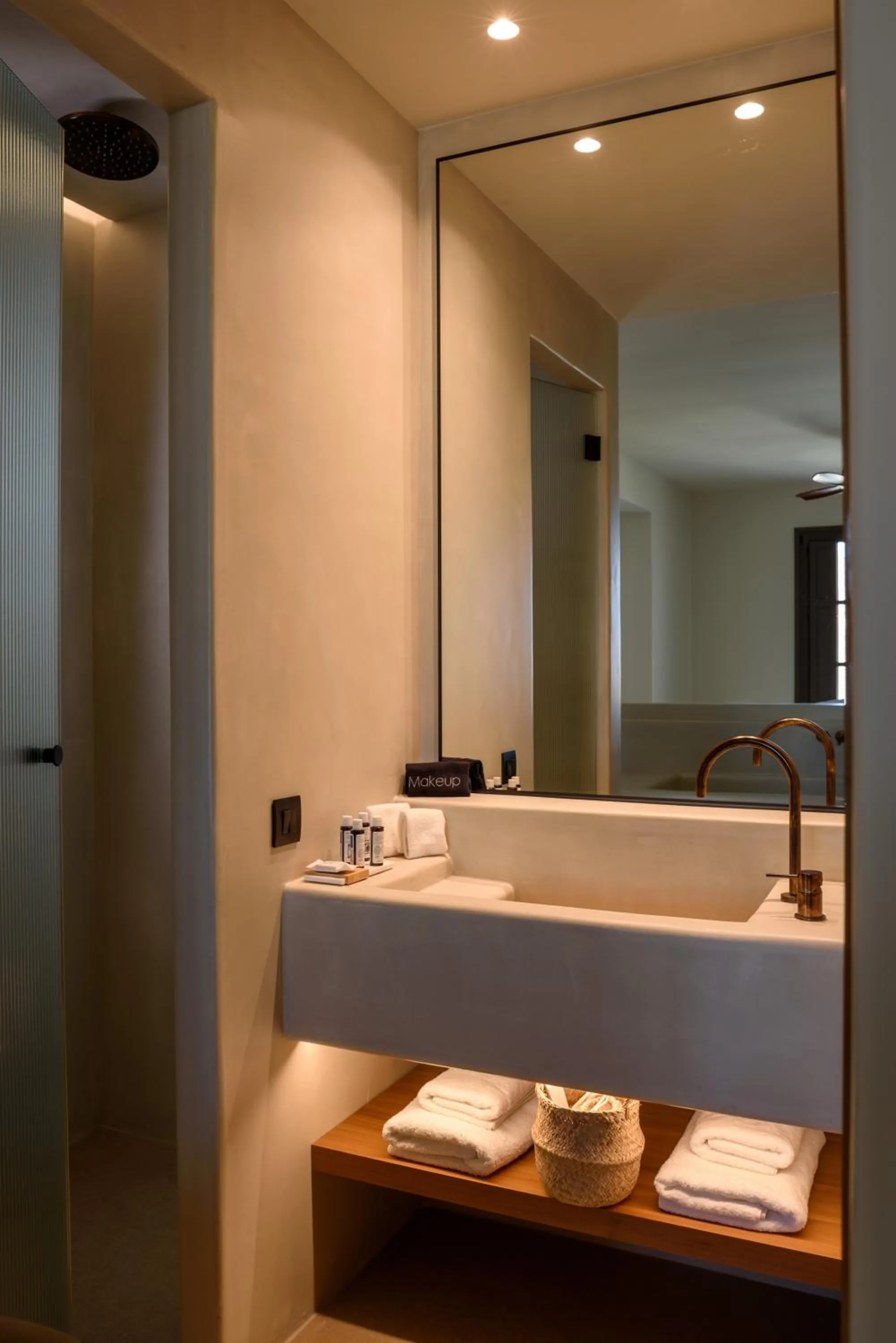 Shower in Elessa Hotel