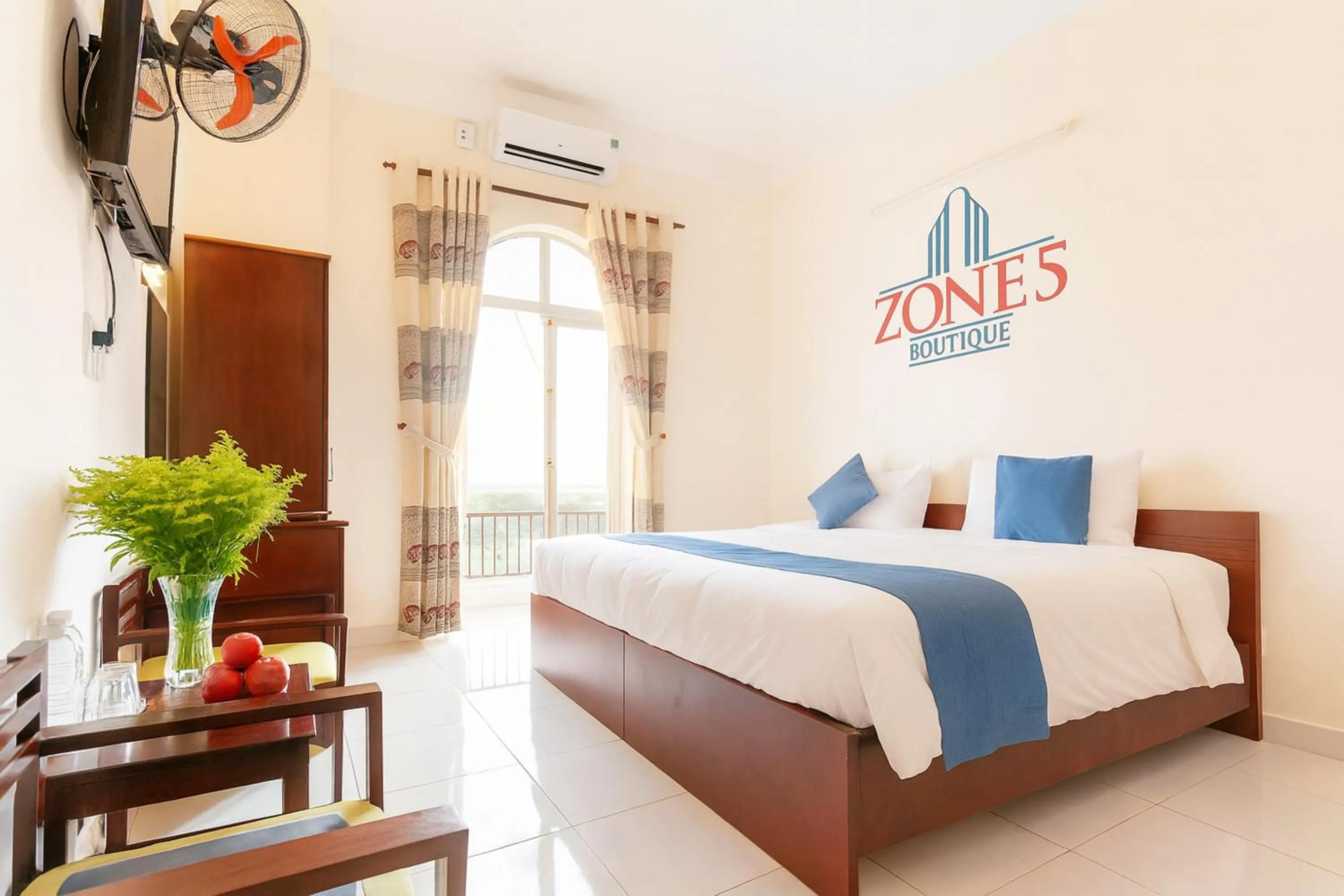 Photo of the whole room, Bed in Zone 5 Boutique Hotel