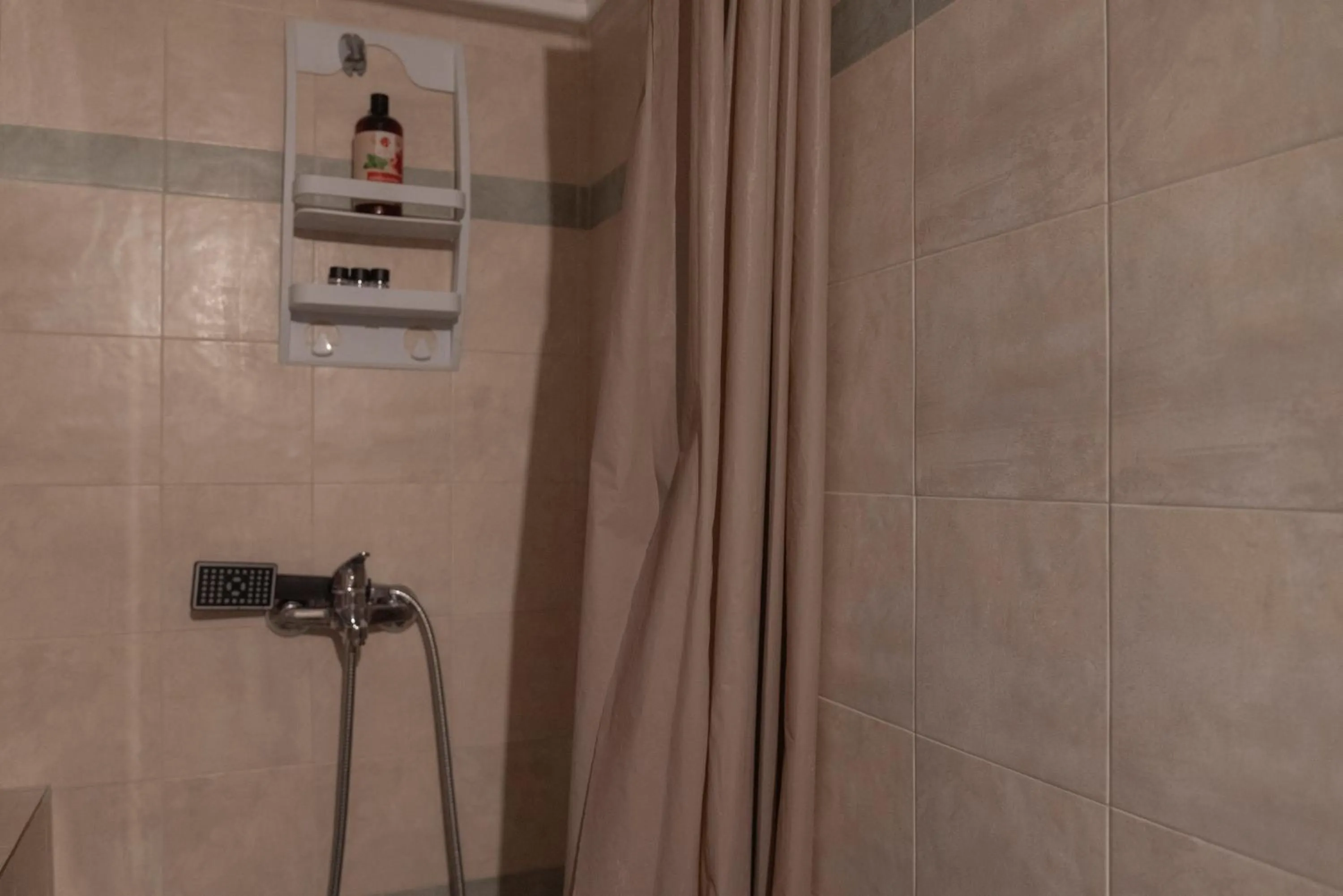 Shower in VIP Apt. Pezodromos Kalamarias