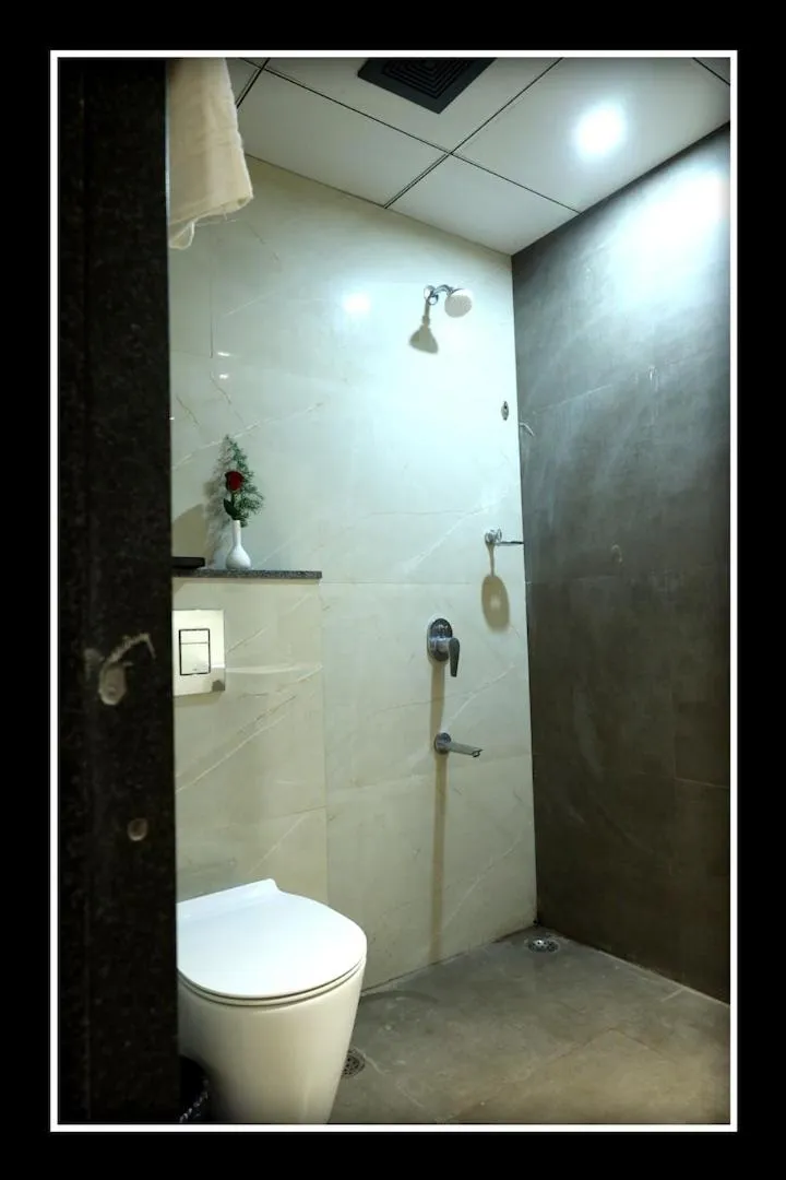 Shower in Sri Sri Sri Excellency