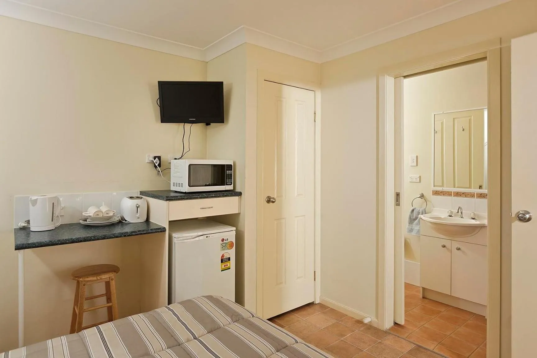 Photo of the whole room, Bed in Mudgee Valley Park