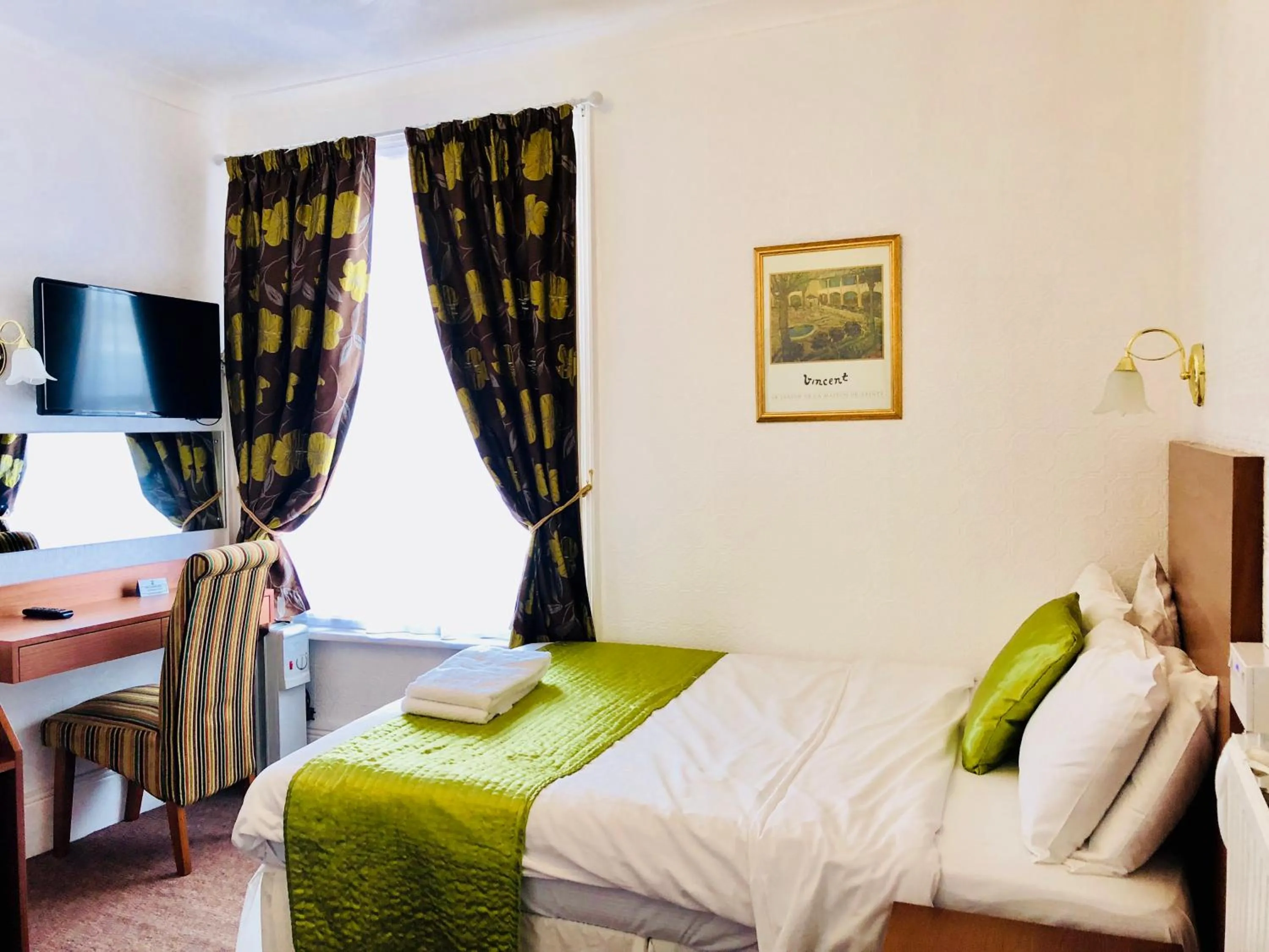 Bedroom, Bed in Ilfracombe House Hotel - near Cliffs Pavilion