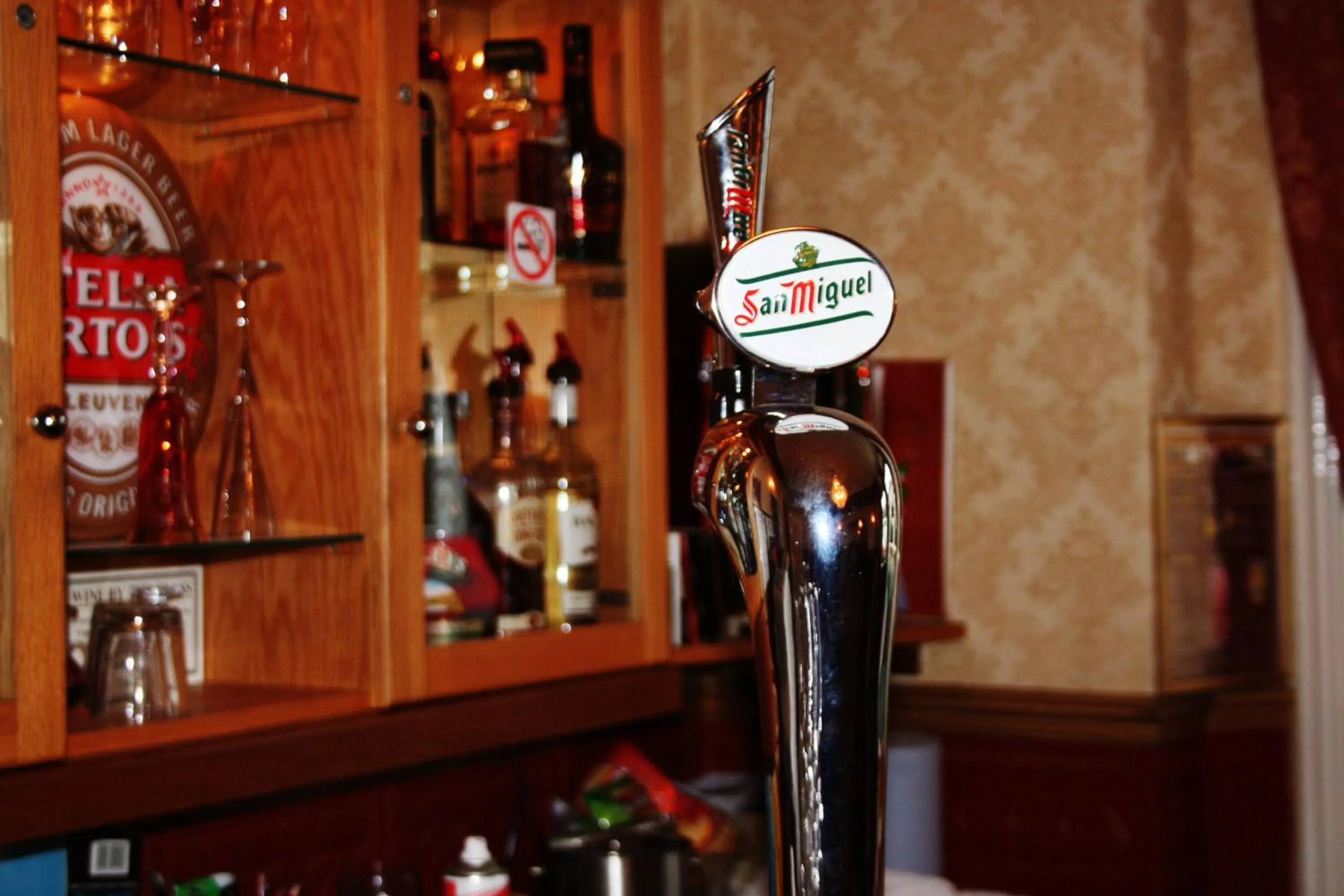 Lounge or bar in Ilfracombe House Hotel - near Cliffs Pavilion