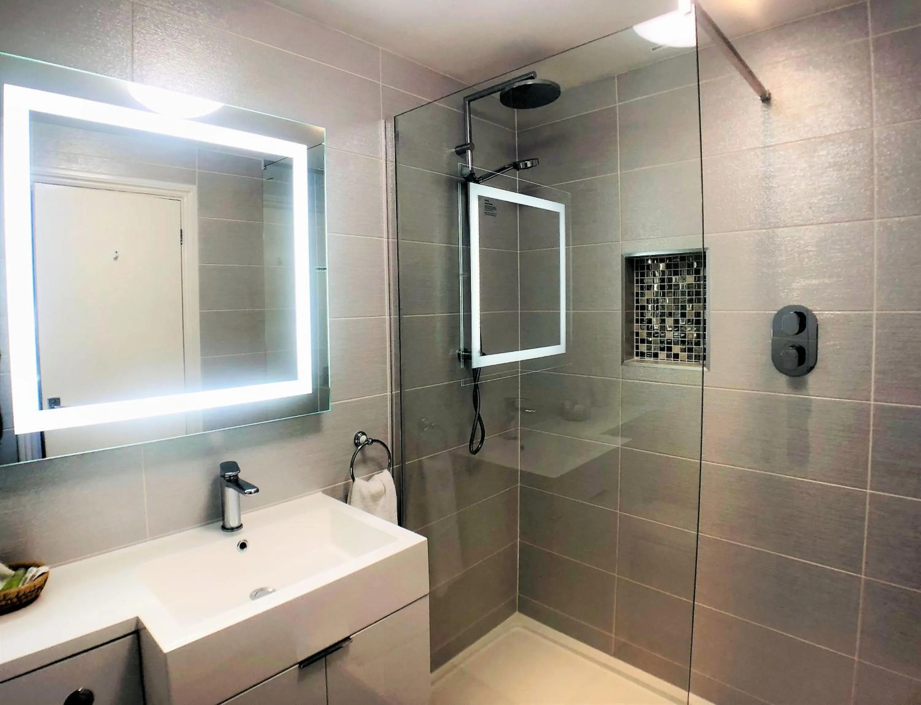 Bathroom in Ilfracombe House Hotel - near Cliffs Pavilion