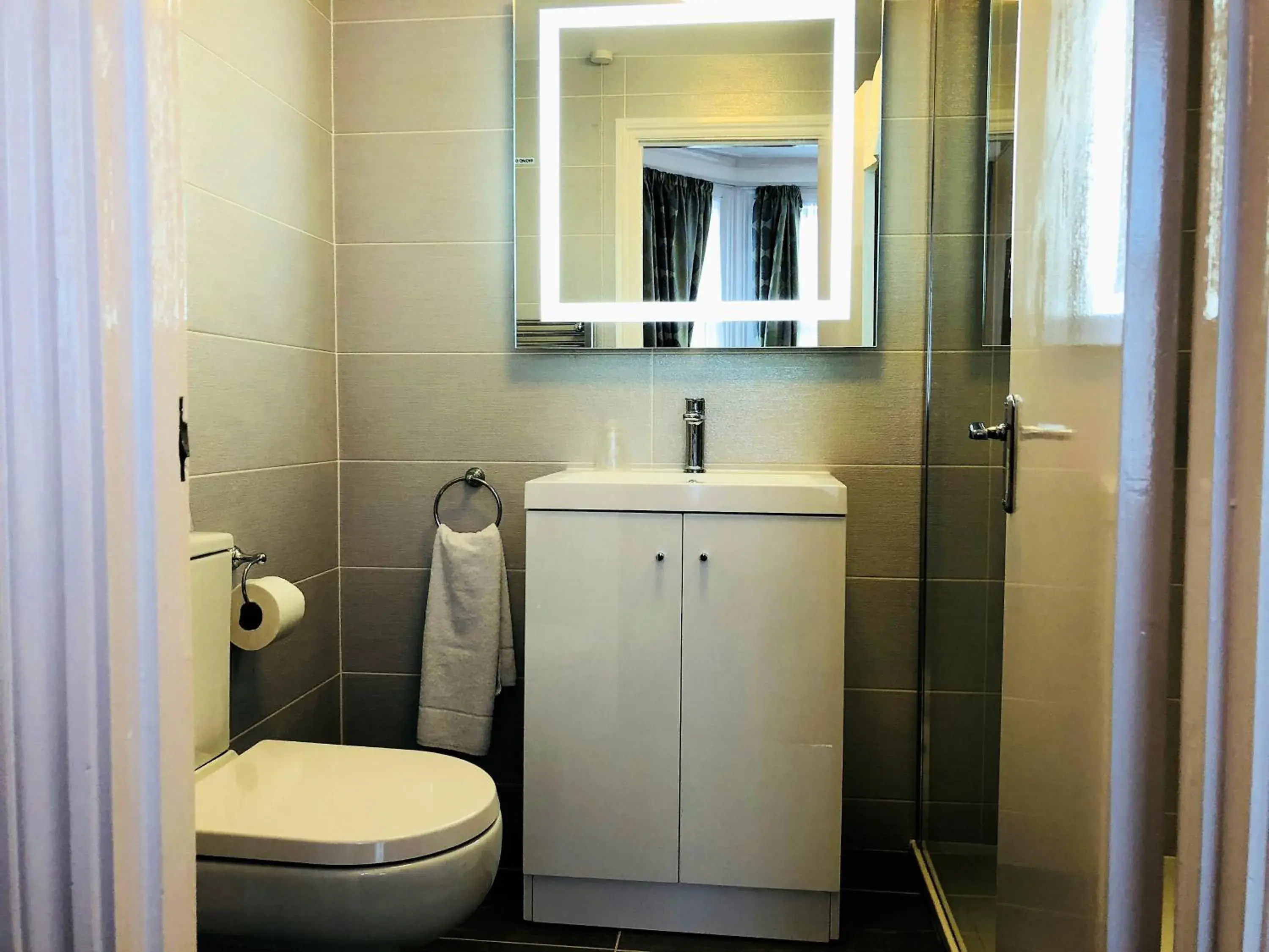 Standard Twin Room in Ilfracombe House Hotel - near Cliffs Pavilion Standard Twin Room in Ilfracombe House Hotel - near Cliffs Pavilion