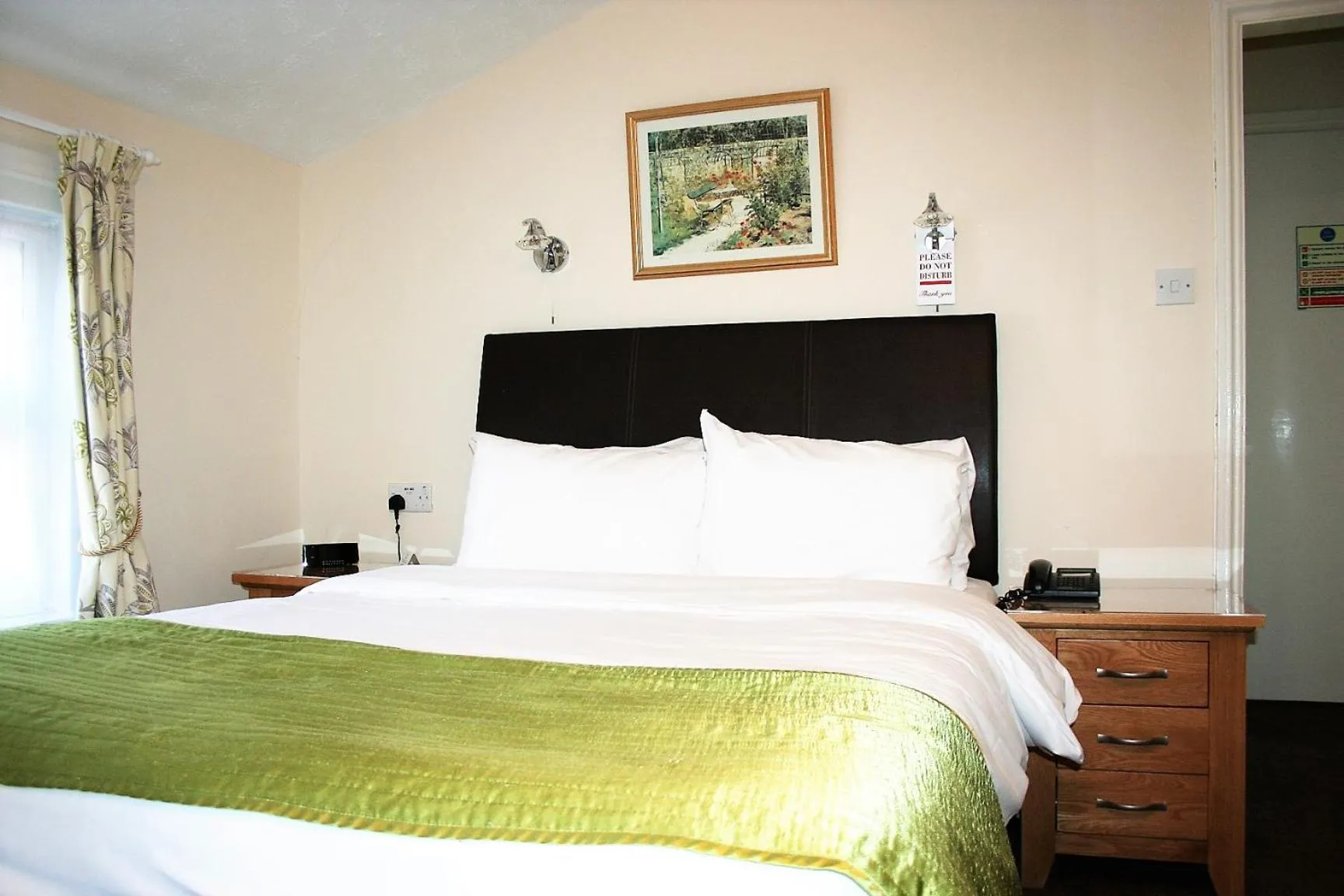 Bedroom, Bed in Ilfracombe House Hotel - near Cliffs Pavilion