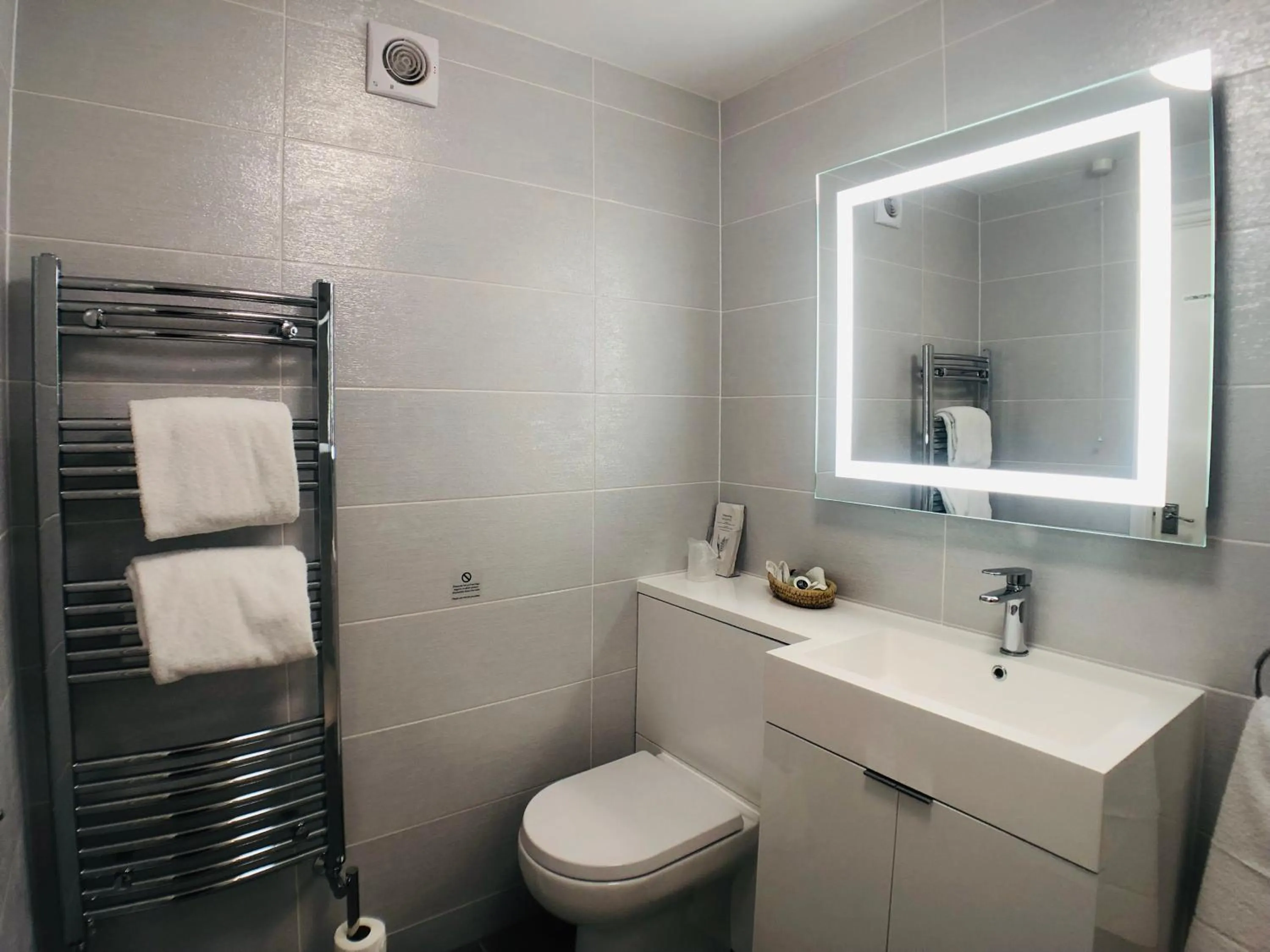 Bathroom in Ilfracombe House Hotel - near Cliffs Pavilion