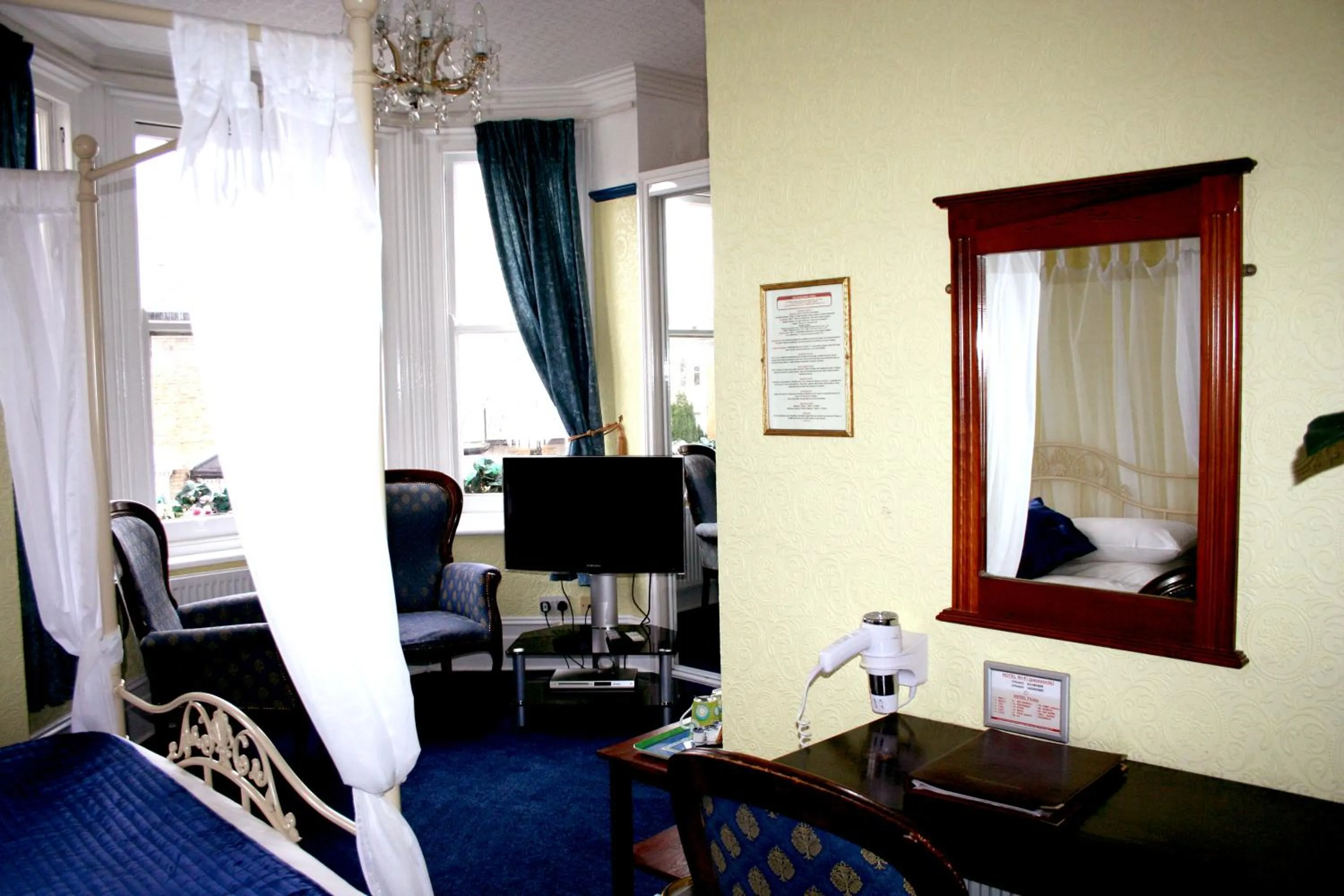 Bed in Ilfracombe House Hotel - near Cliffs Pavilion