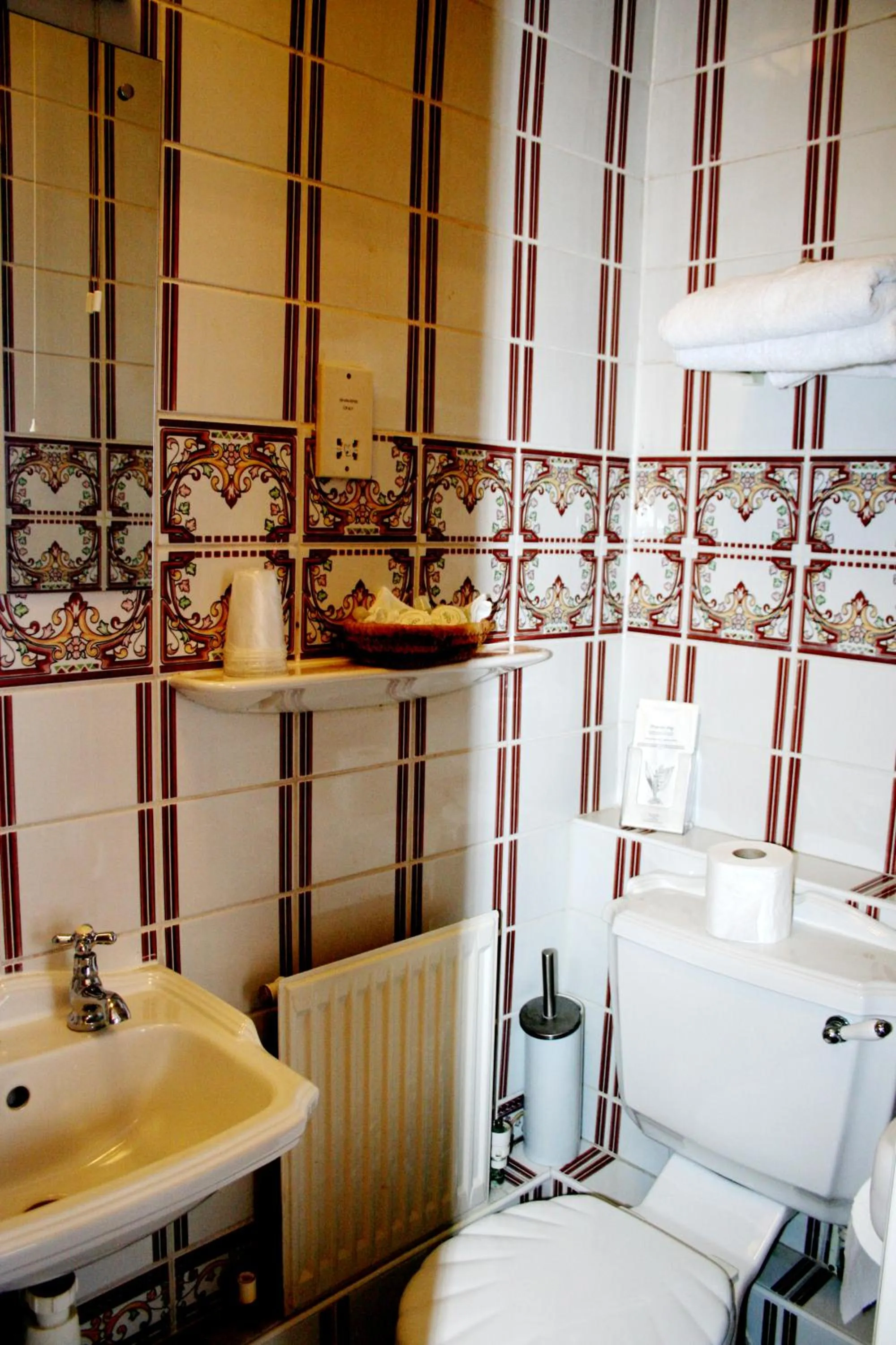Bathroom in Ilfracombe House Hotel - near Cliffs Pavilion