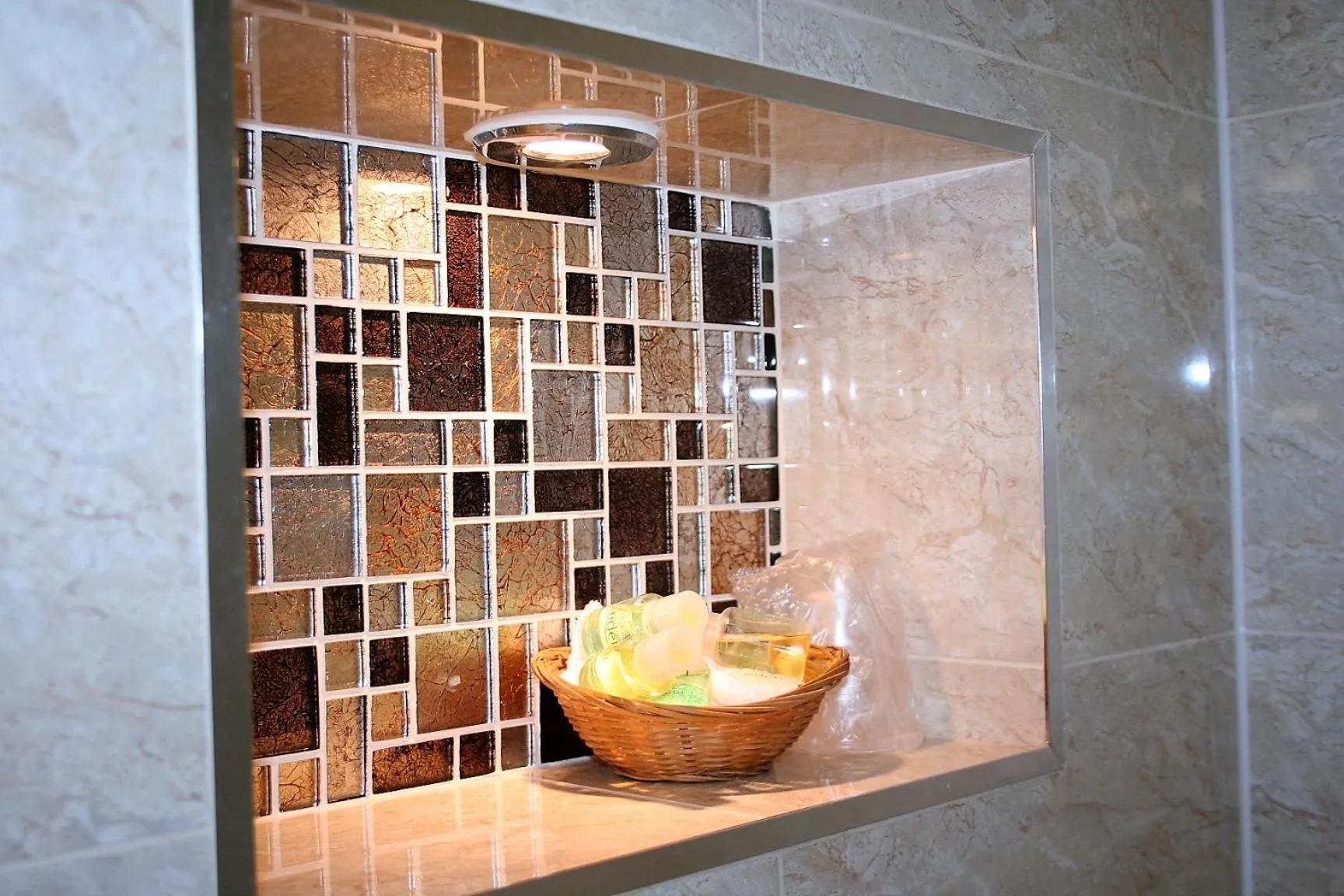 Bathroom in Ilfracombe House Hotel - near Cliffs Pavilion