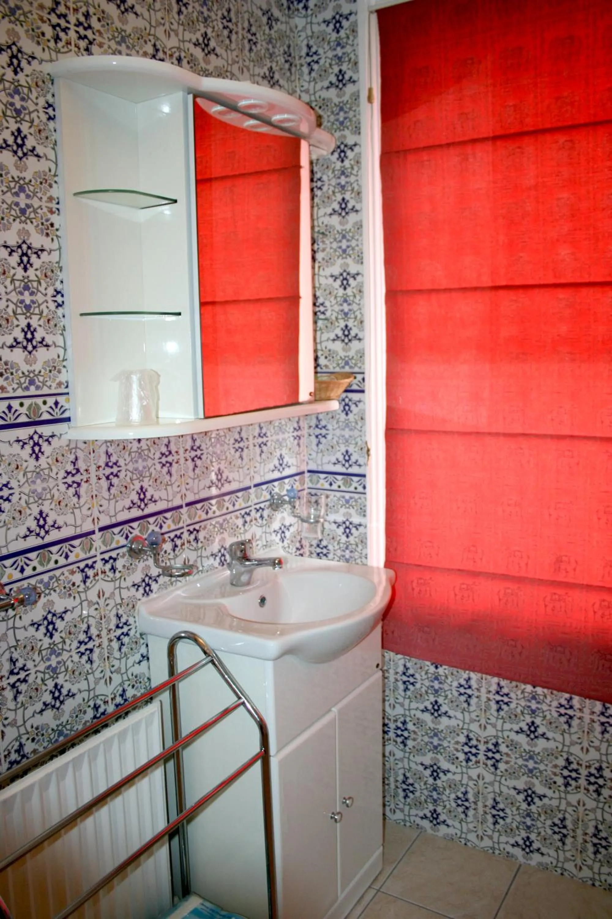 Bathroom in Ilfracombe House Hotel - near Cliffs Pavilion