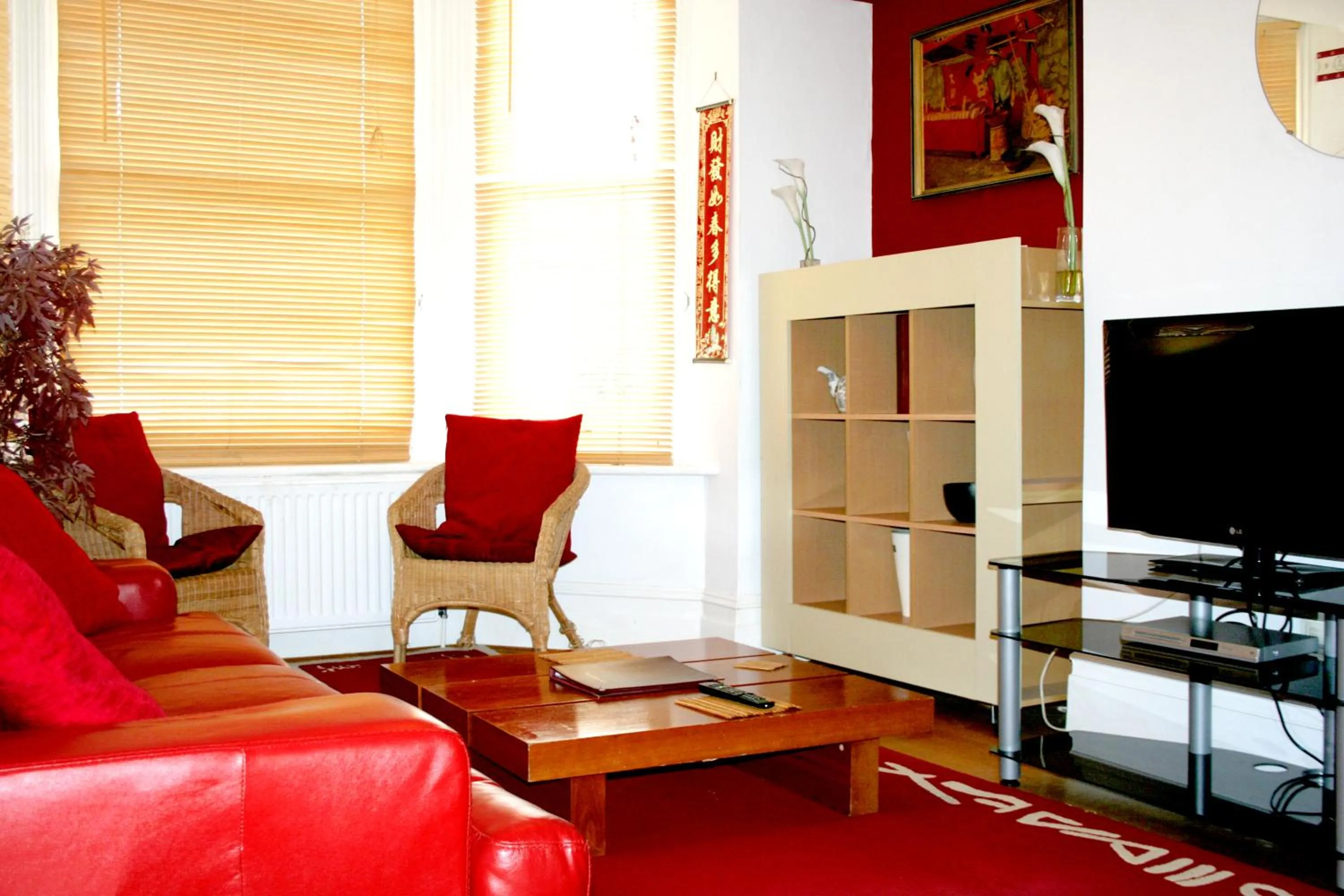 Communal lounge/ TV room in Ilfracombe House Hotel - near Cliffs Pavilion