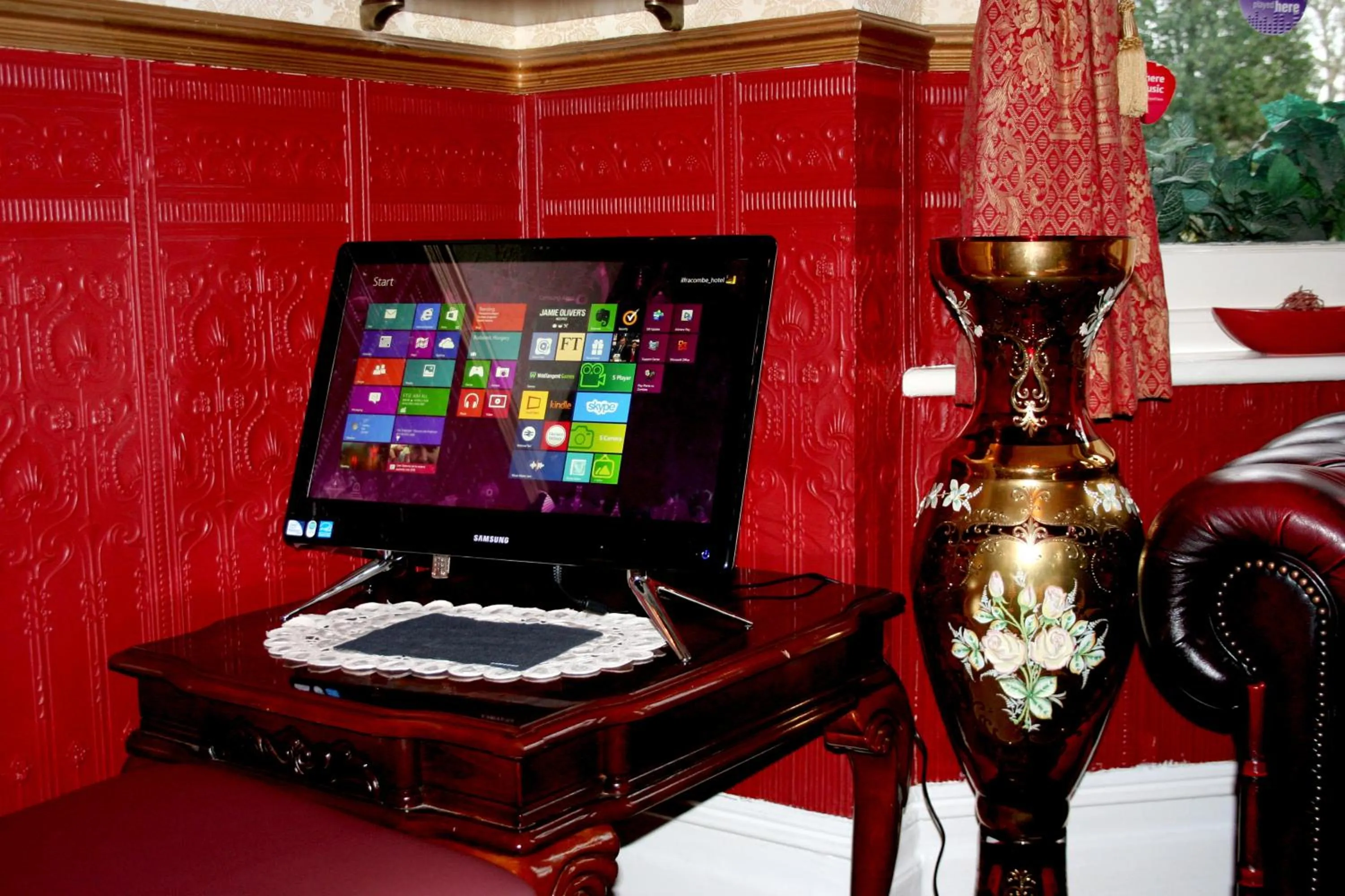 TV and multimedia in Ilfracombe House Hotel - near Cliffs Pavilion