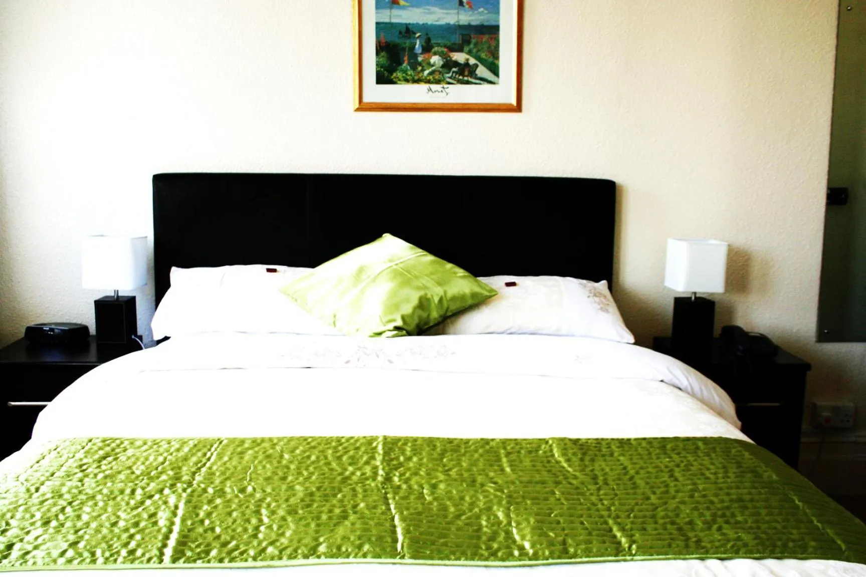 Bed in Ilfracombe House Hotel - near Cliffs Pavilion