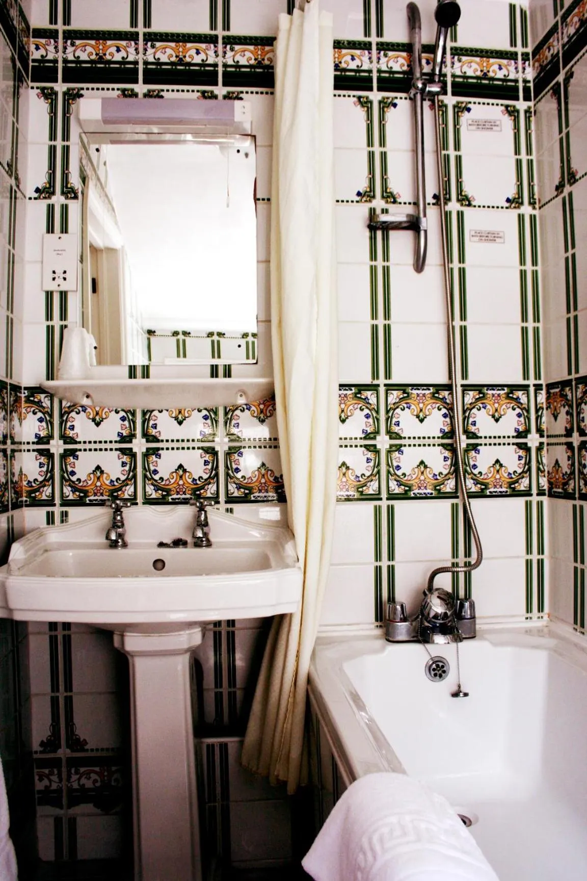 Bathroom in Ilfracombe House Hotel - near Cliffs Pavilion