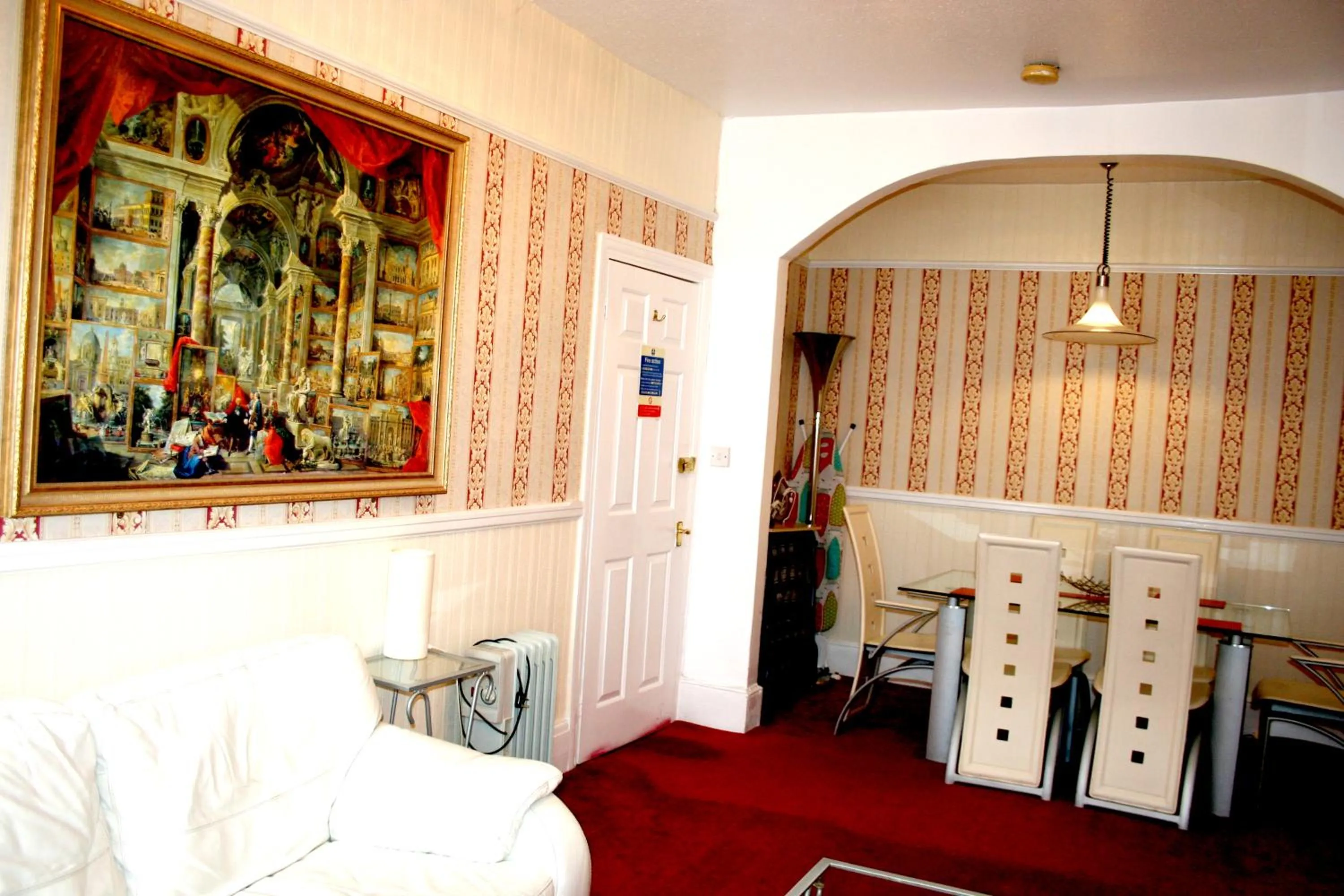 Living room in Ilfracombe House Hotel - near Cliffs Pavilion