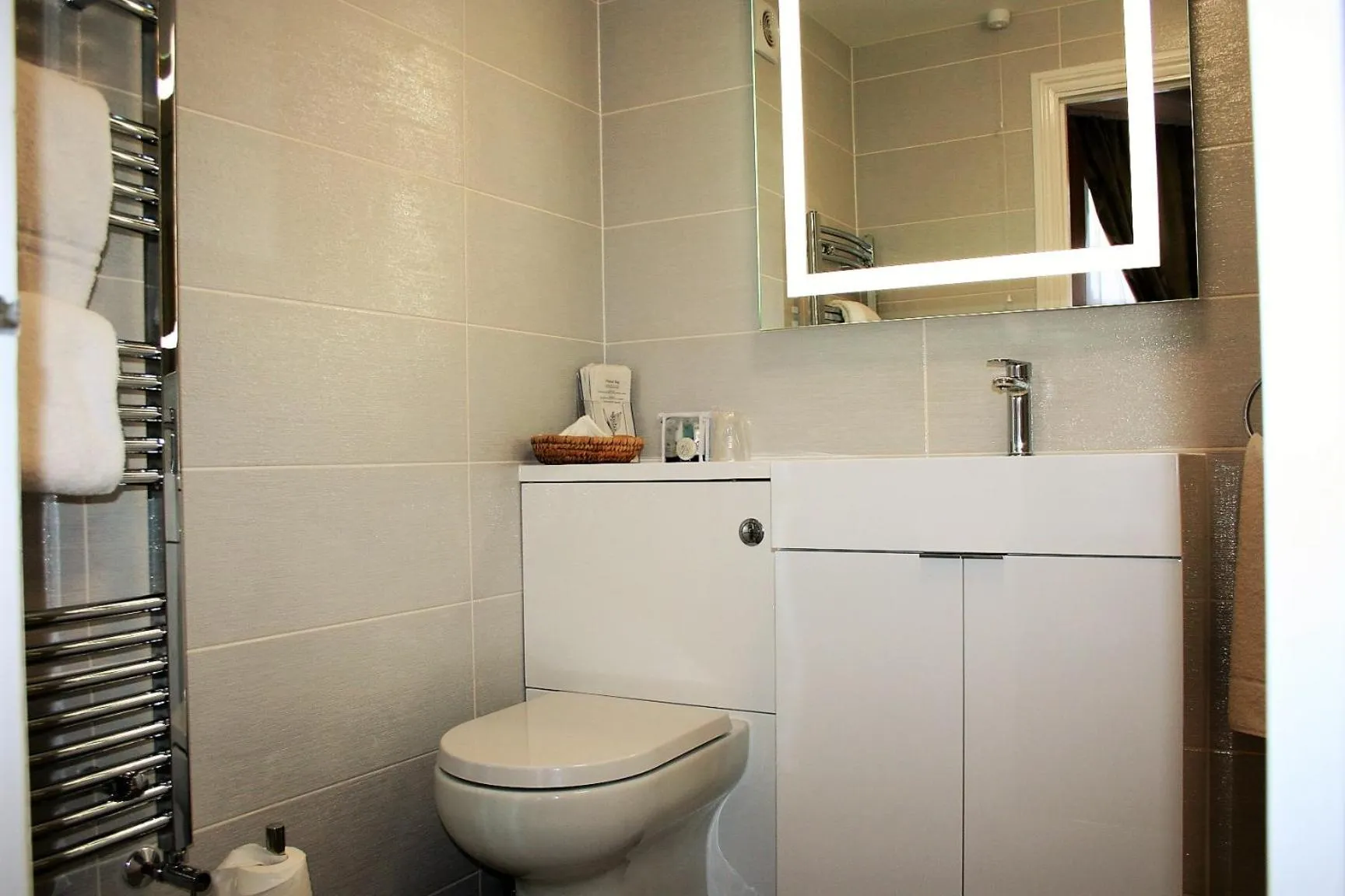 Bathroom in Ilfracombe House Hotel - near Cliffs Pavilion