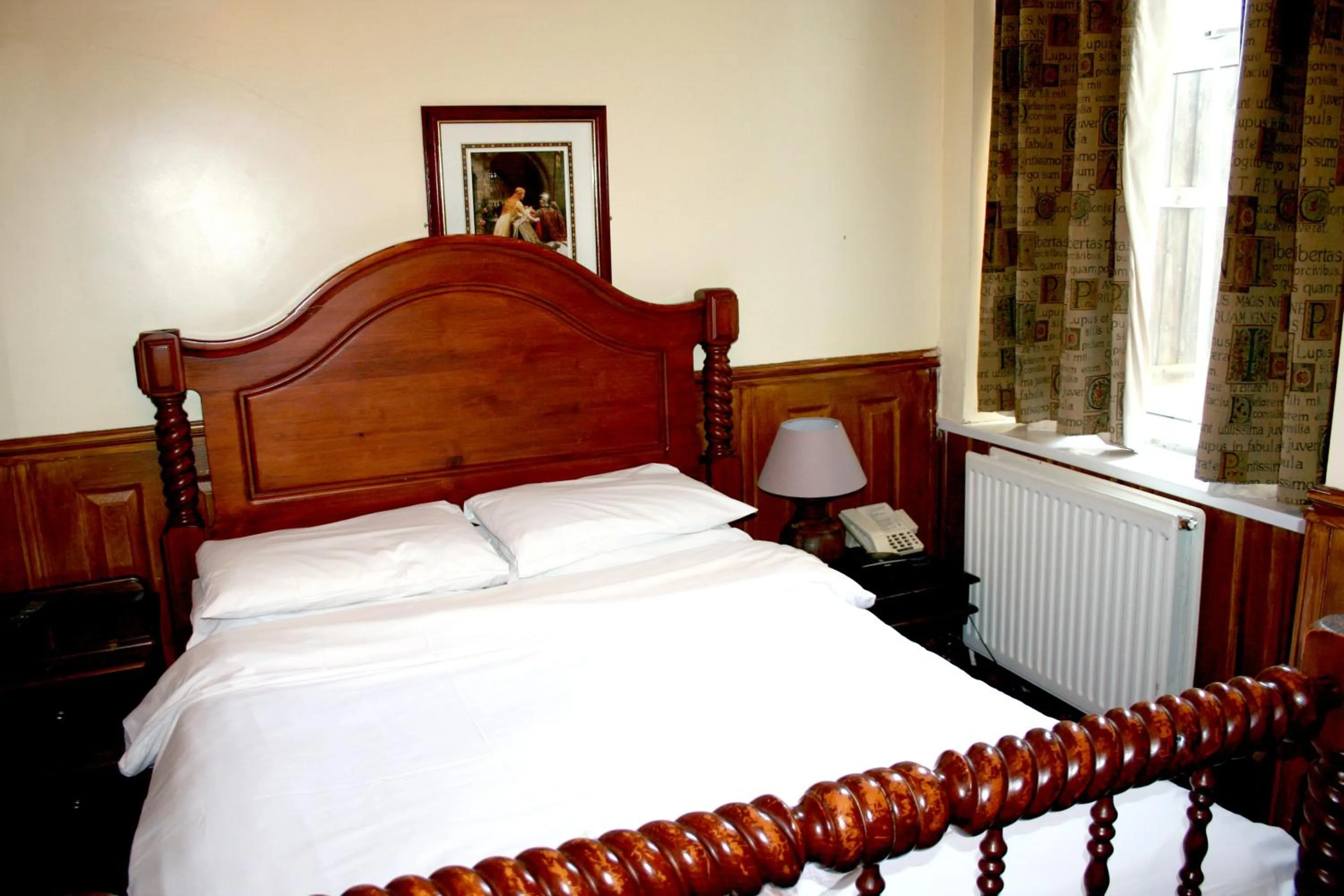 Bedroom, Bed in Ilfracombe House Hotel - near Cliffs Pavilion