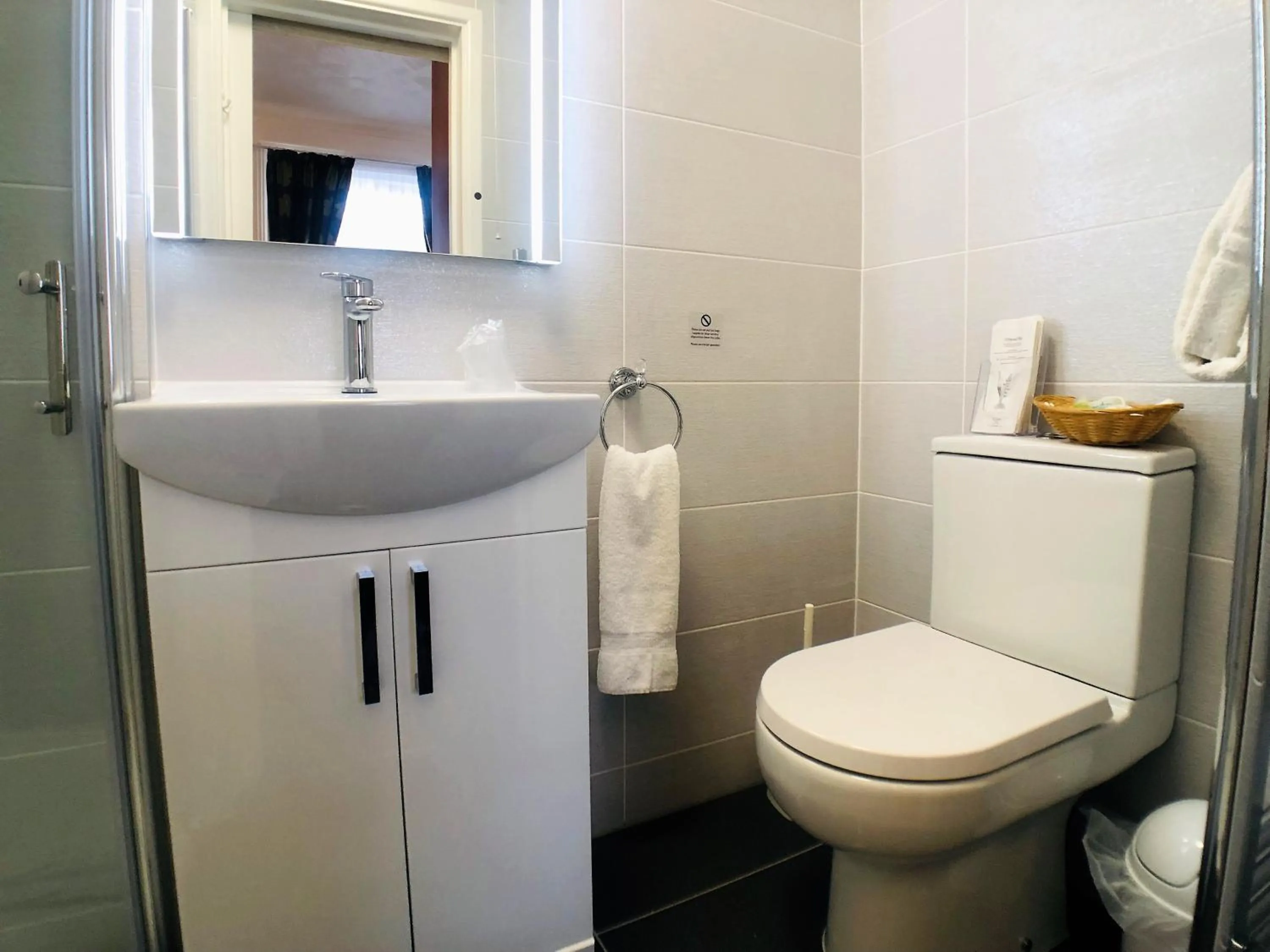 Bathroom in Ilfracombe House Hotel - near Cliffs Pavilion