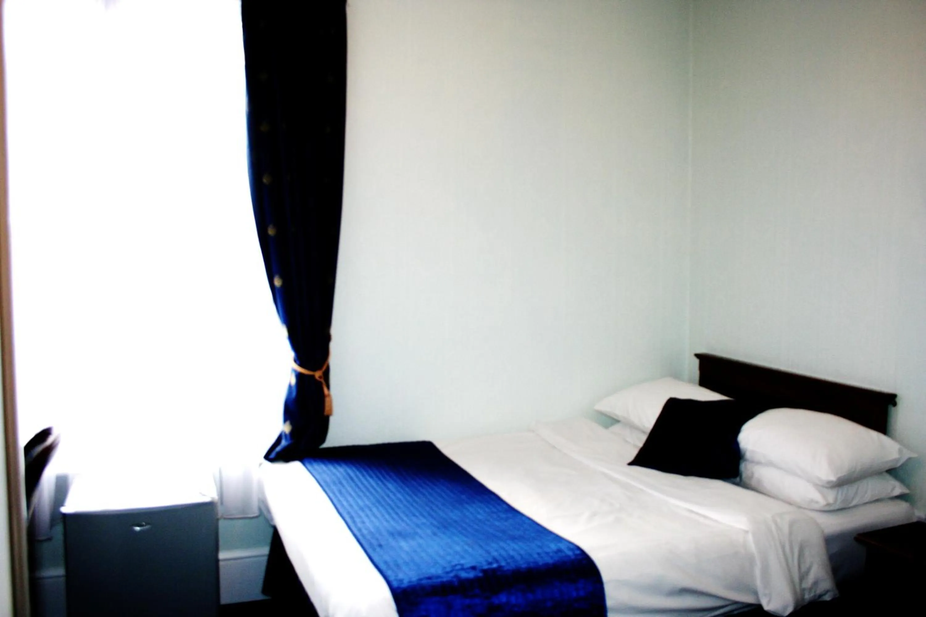 Bed in Ilfracombe House Hotel - near Cliffs Pavilion