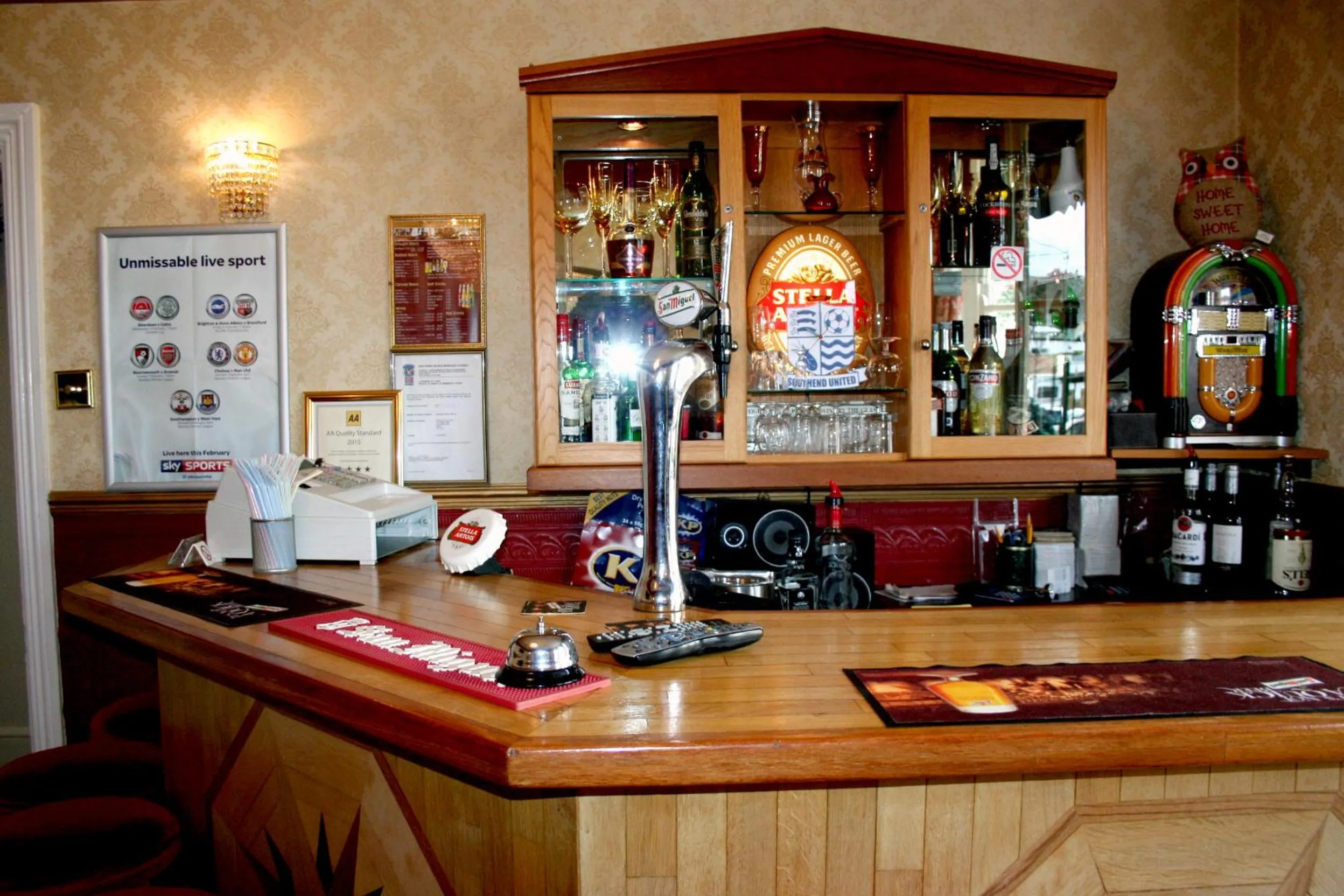 Lounge or bar in Ilfracombe House Hotel - near Cliffs Pavilion