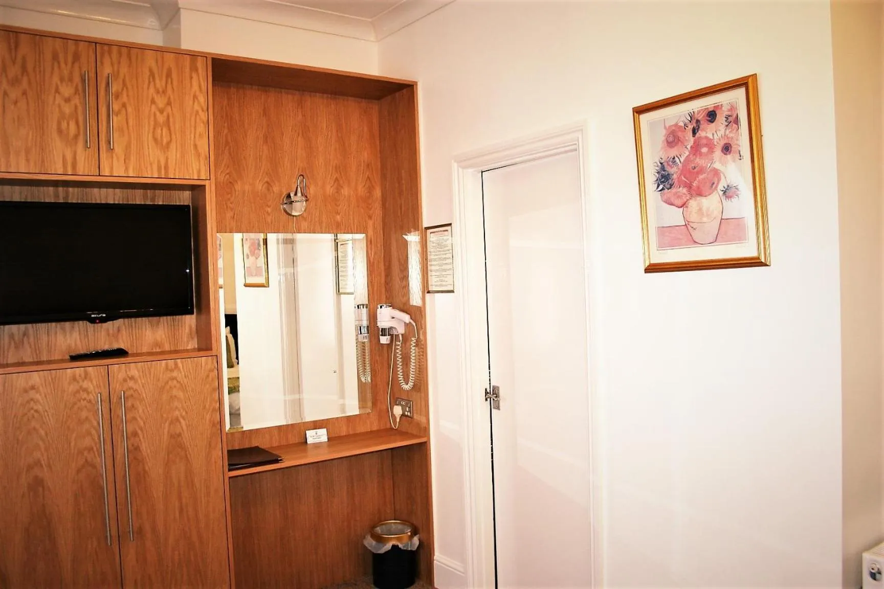 Ilfracombe House Hotel - near Cliffs Pavilion