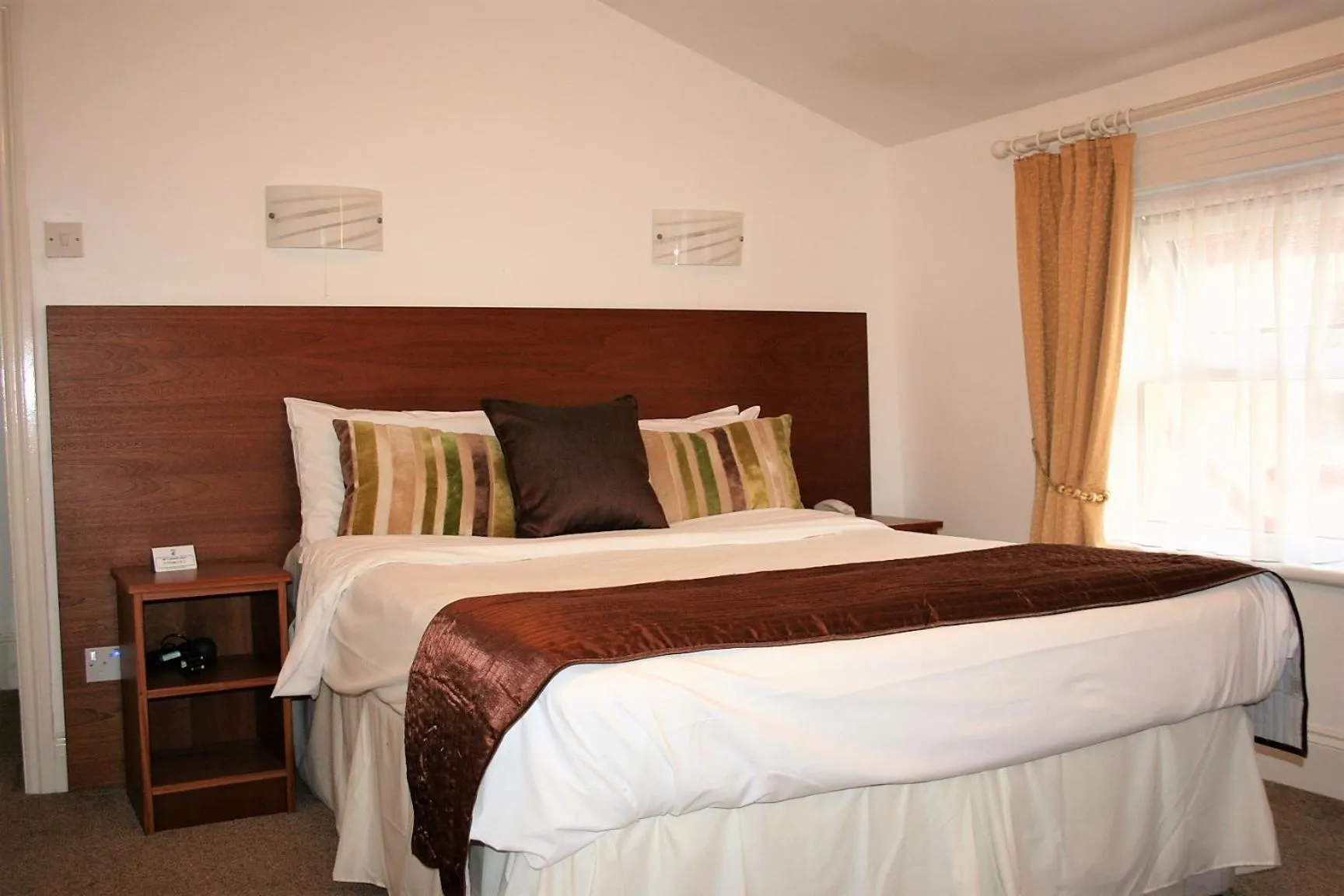 Bedroom, Bed in Ilfracombe House Hotel - near Cliffs Pavilion