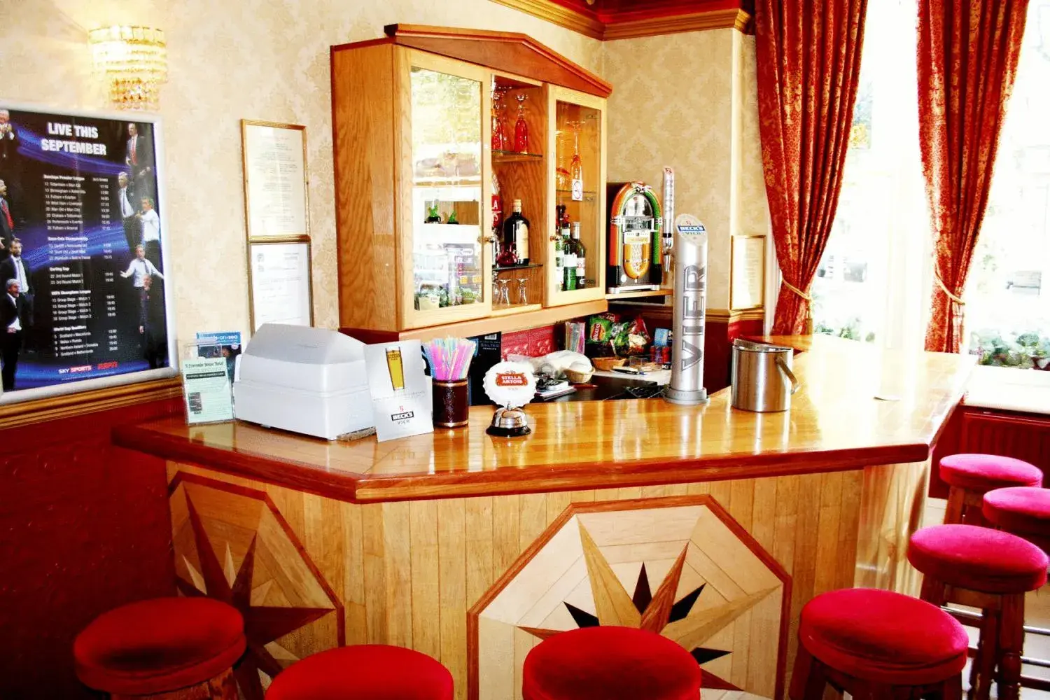 Lounge or bar in Ilfracombe House Hotel - near Cliffs Pavilion Lounge or bar in Ilfracombe House Hotel - near Cliffs Pavilion