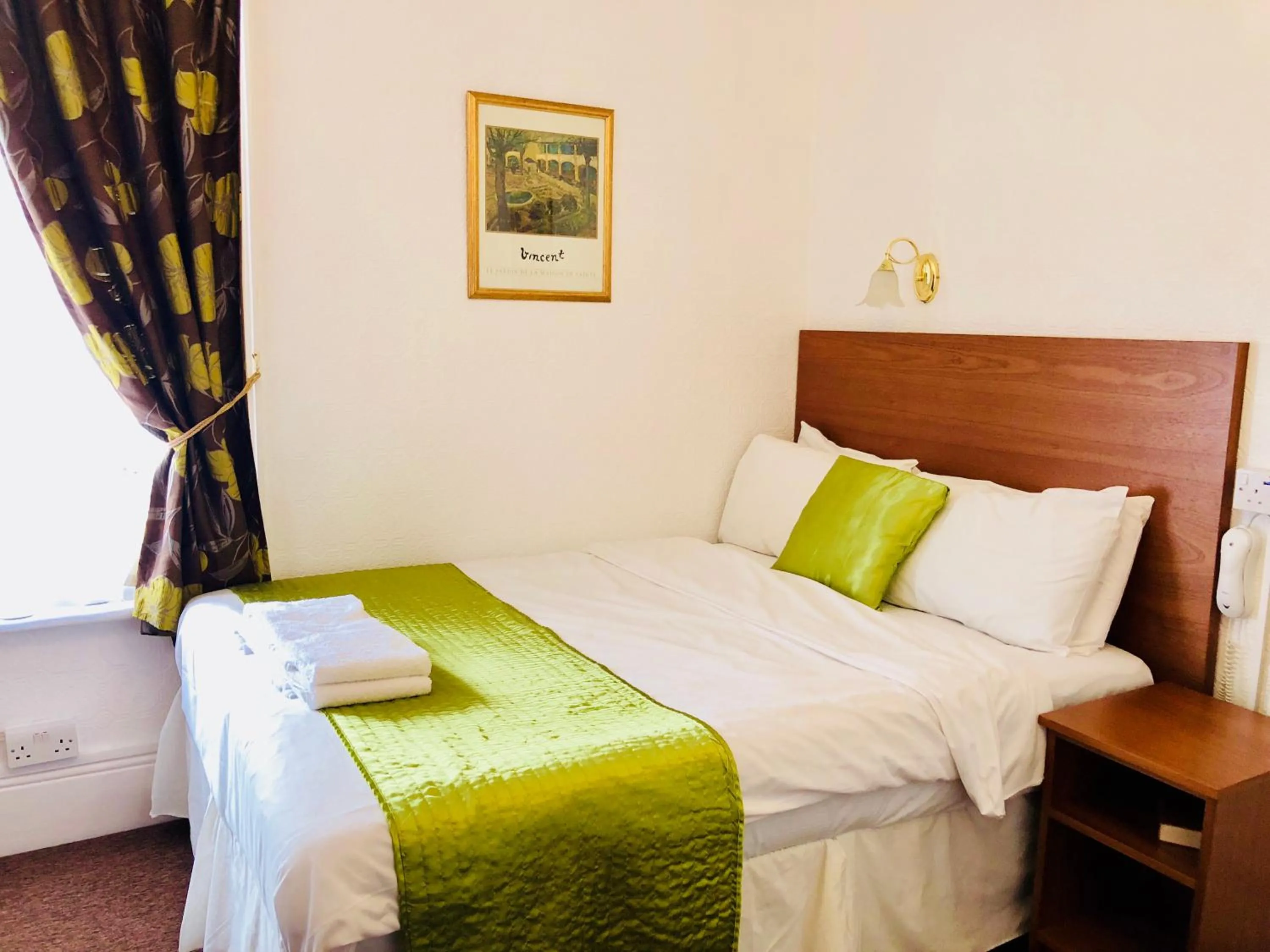 Bedroom, Bed in Ilfracombe House Hotel - near Cliffs Pavilion