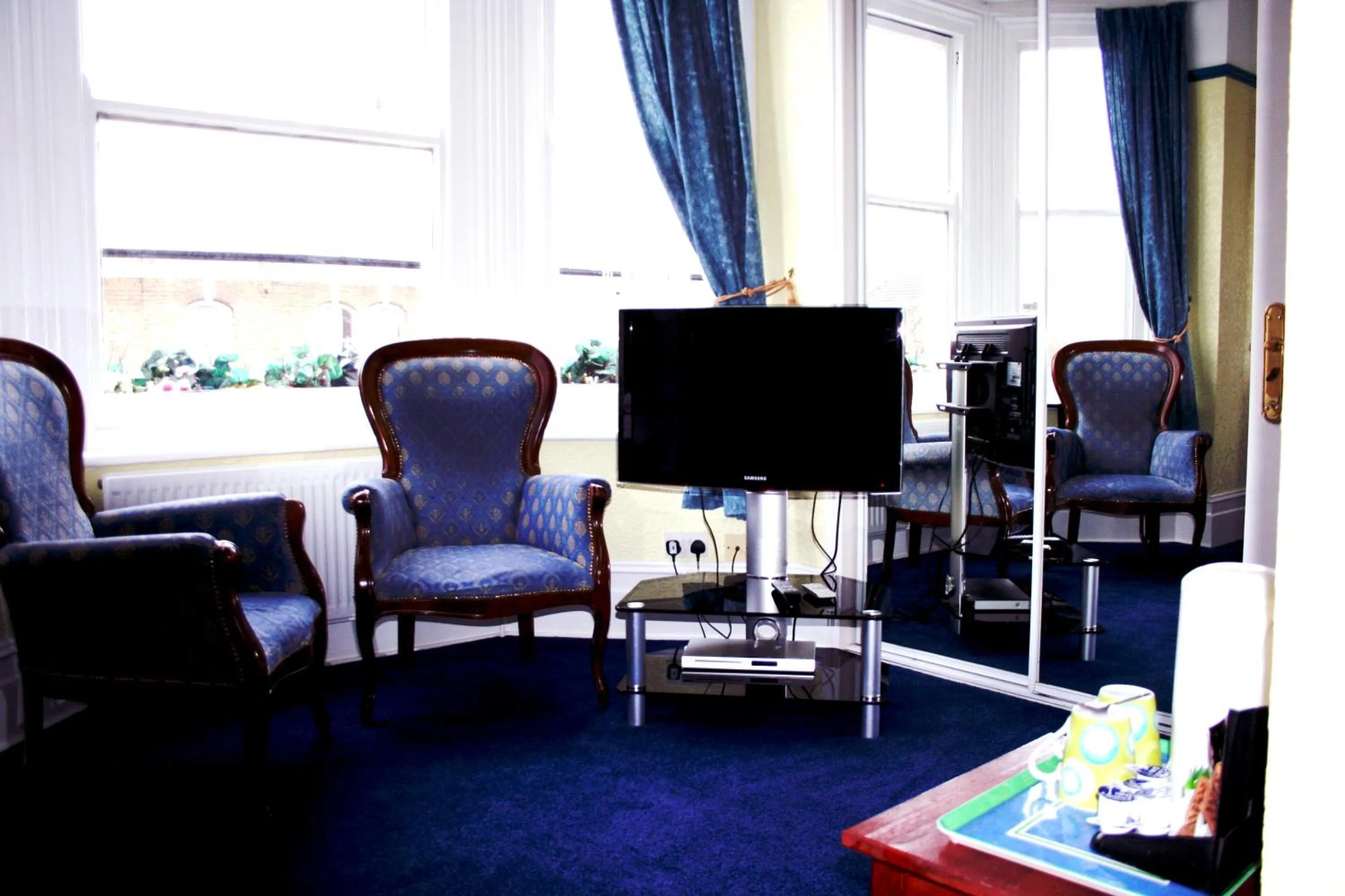 TV and multimedia in Ilfracombe House Hotel - near Cliffs Pavilion