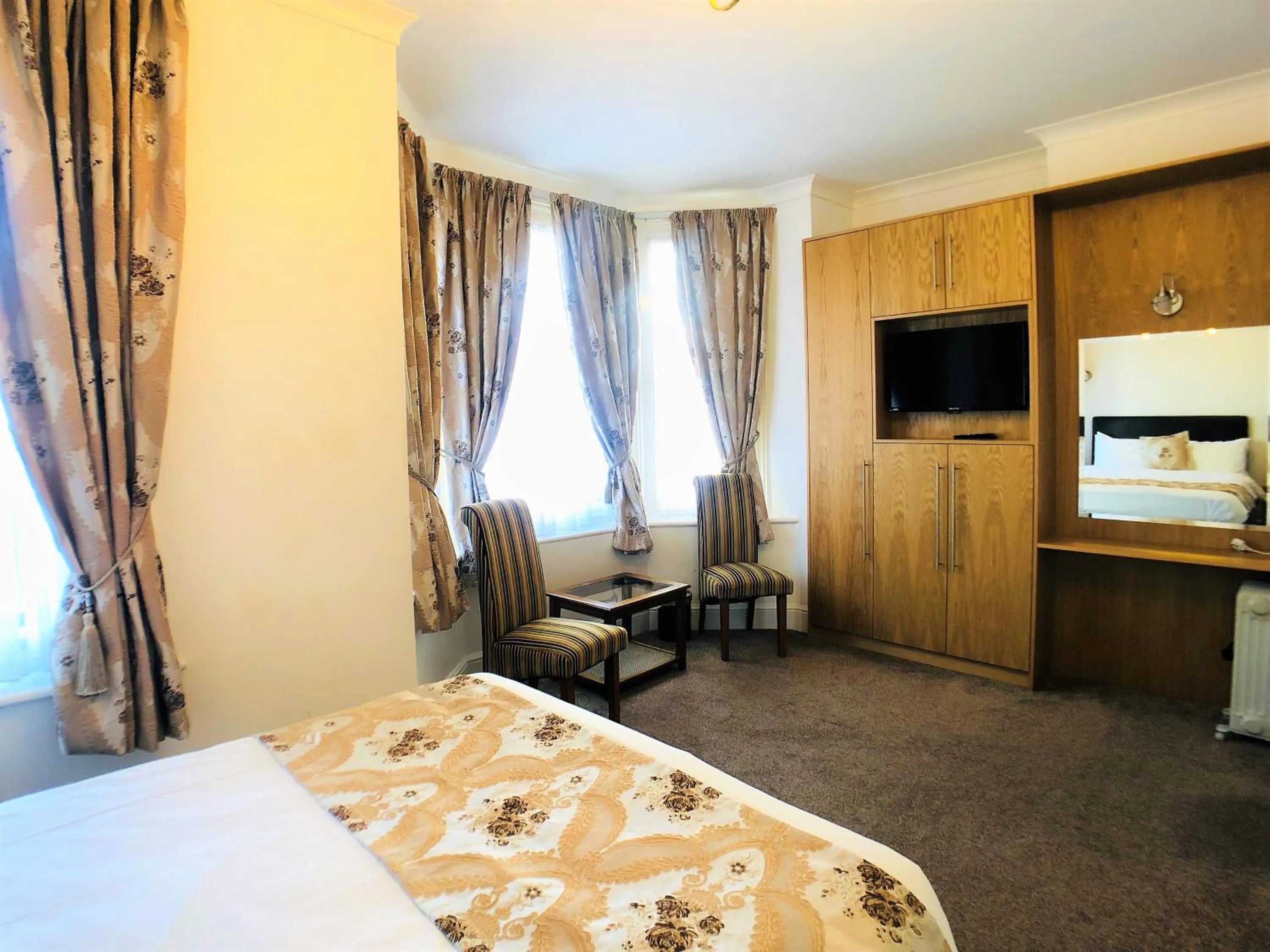 Bedroom, Bed in Ilfracombe House Hotel - near Cliffs Pavilion