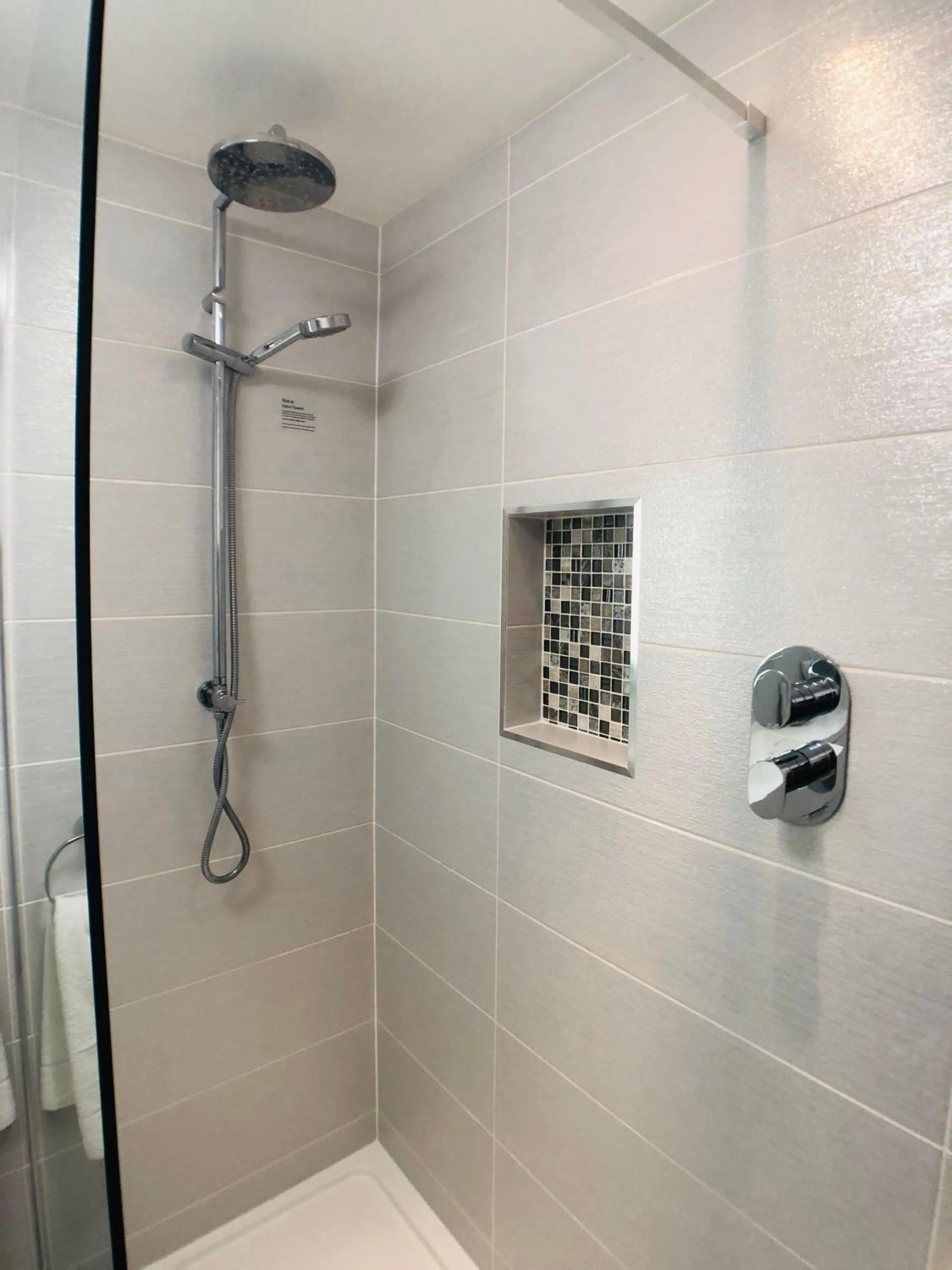 Bathroom in Ilfracombe House Hotel - near Cliffs Pavilion