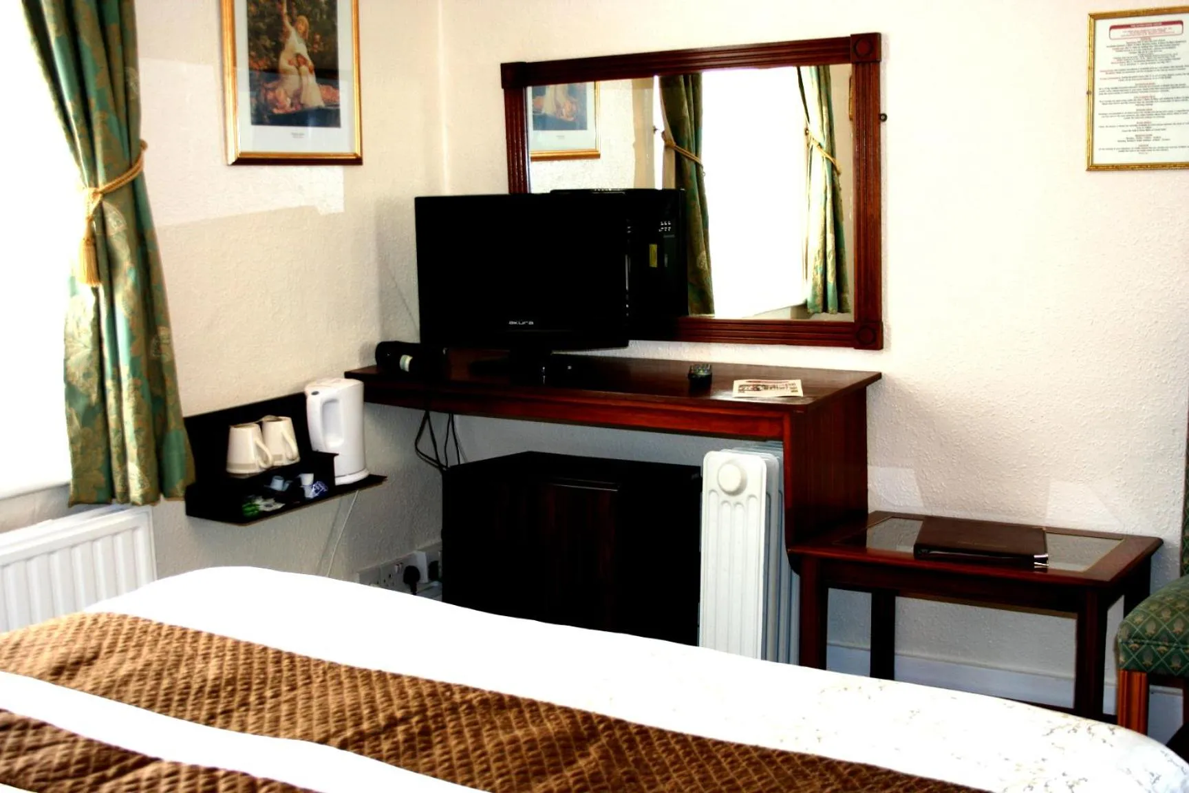 Bed in Ilfracombe House Hotel - near Cliffs Pavilion