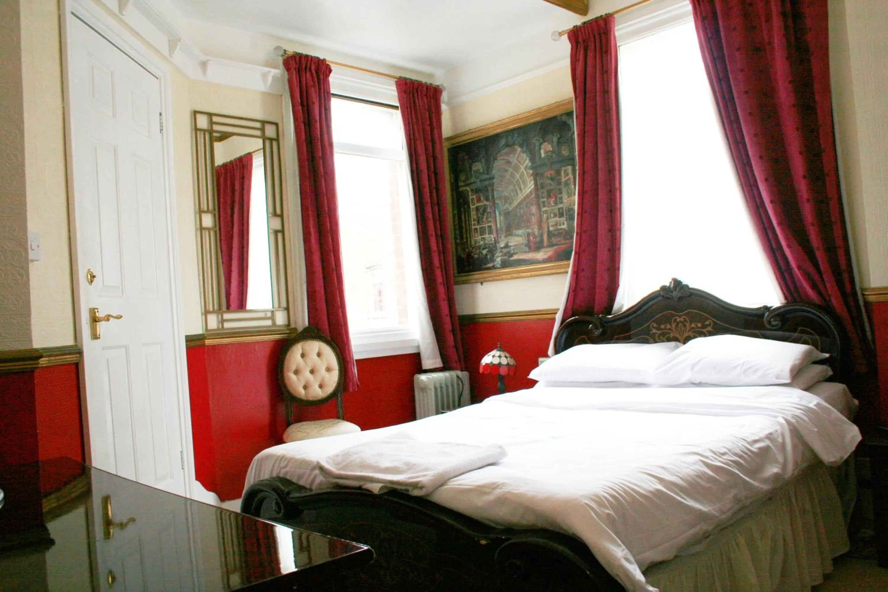 Bed in Ilfracombe House Hotel - near Cliffs Pavilion